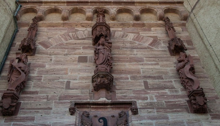 Die über dem Spalentor angebrachte Madonna ist zwar nicht ganz hunderprozentig protestantisch, die Reformation hat sie trotzdem unbeschadet überlebt. Da dachten die Basler wohl entweder kunstsinnig oder pragmatisch.
