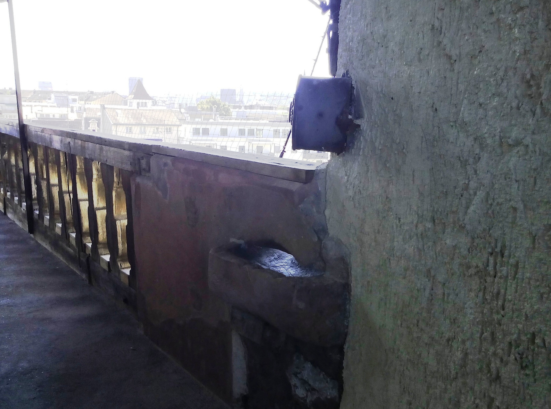 Trotz wunderbarer Aussicht in luftiger Höhe fehlte den Bewohnern des Turmzimmers im Spalenturm das WC. In diese luftige Behelfsmöglichkeit, die auf der Turmmauer mündet, erleichtern sich heute nur noch Tauben.