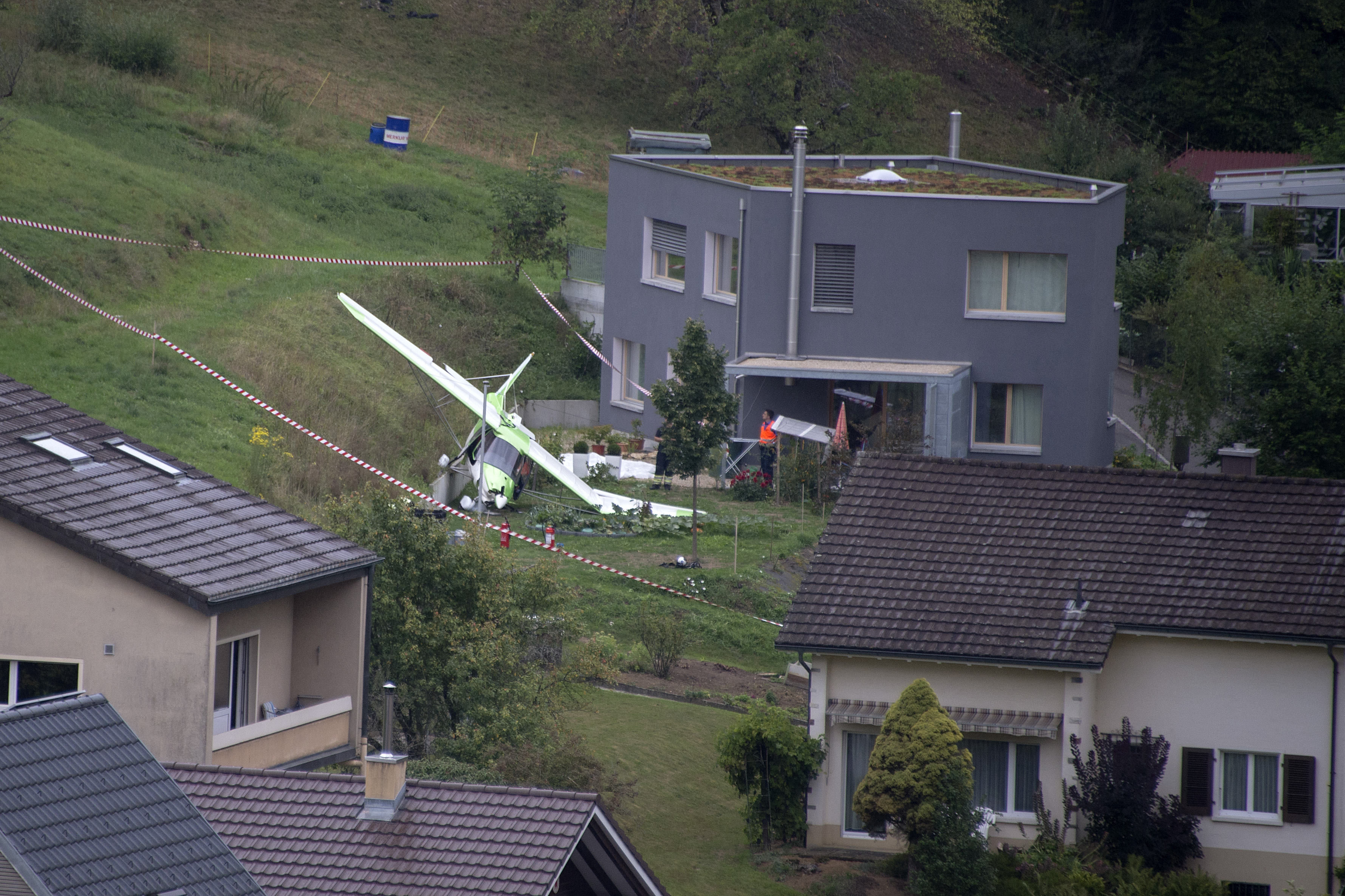 Absturzstelle eines Flugzeuges, das an der Dittinger Flugshow teilgenommen hat, in Dittingen, am Sonntag, 23. August 2015.