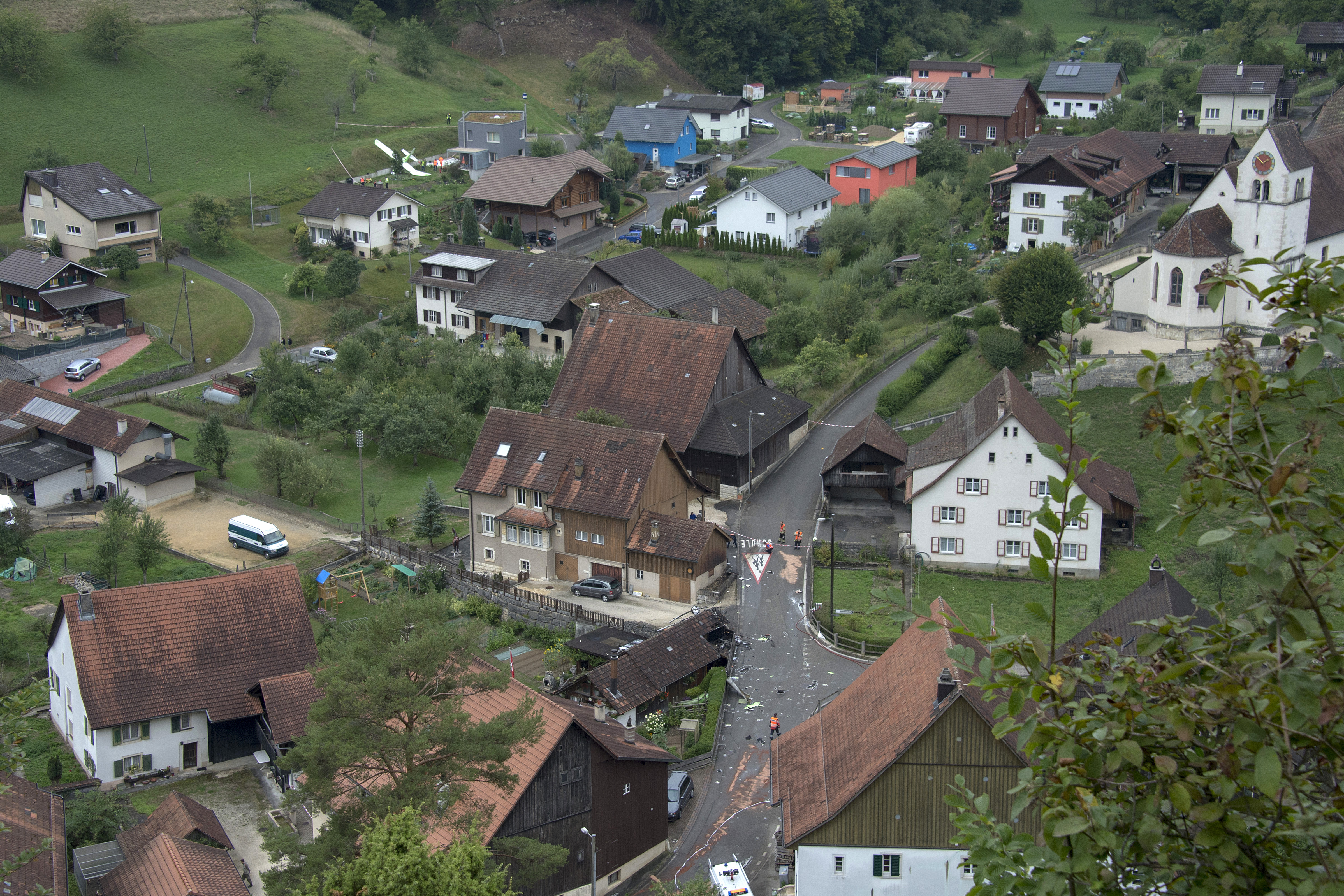 Absturzstellen (Bildmitte und am oberen Bildrand links) der zwei Flugzeuge, die an der Dittinger Flugshow teilgenommen haben.