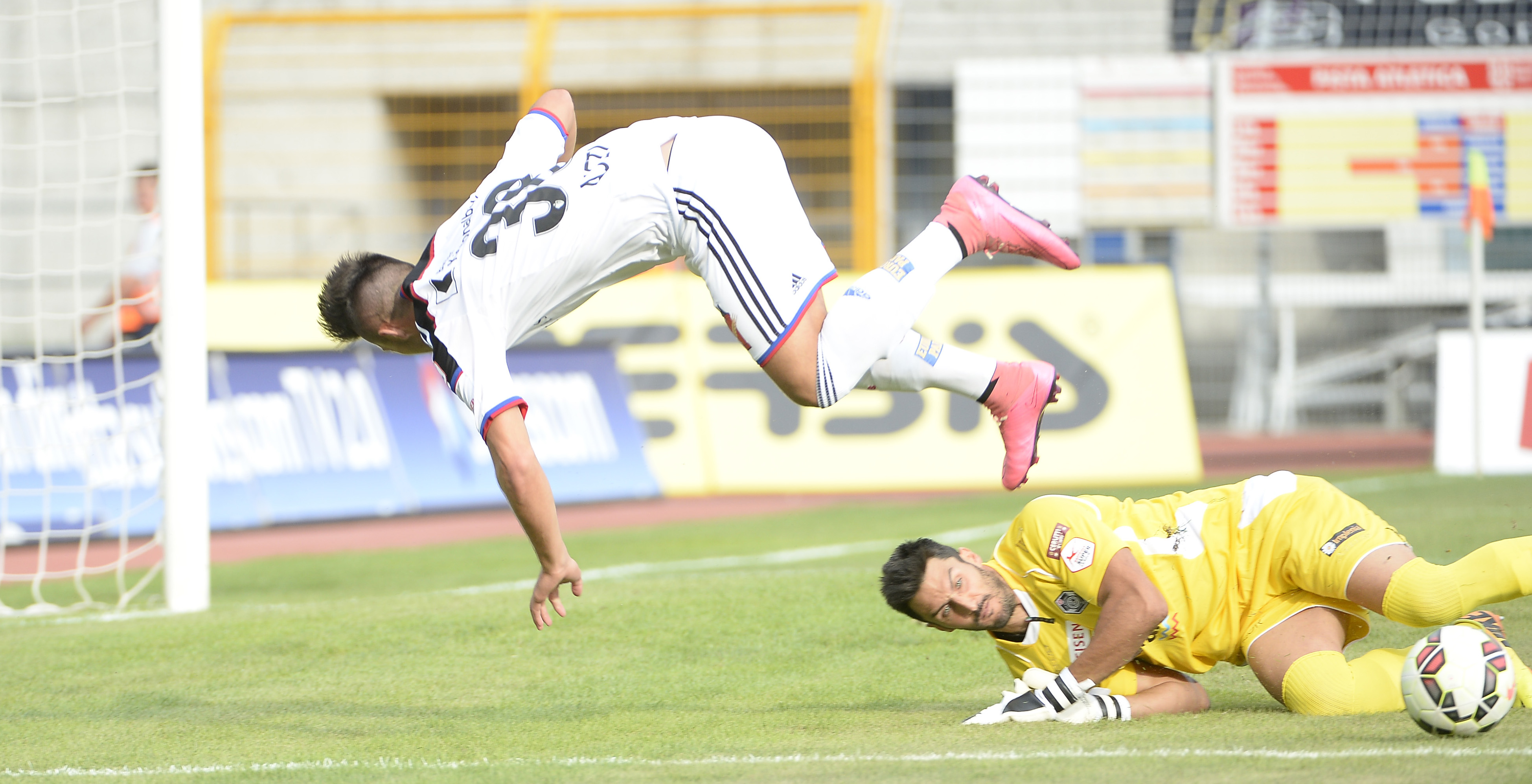22.08.2015; Lugano; Fussball Super League - FC Lugano - FC Basel; Albian Ajeti (Basel) gegen Torhueter Francesco Russo (Lugano) (Daniela Frutiger/freshfocus)