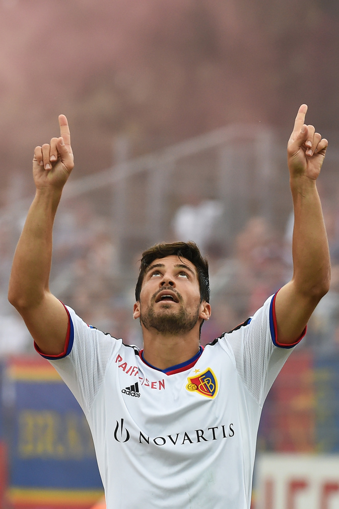 Der Basler Davide Calla feiert seinen Siegestreffer zum 1-3 beim Fussball Meisterschaftsspiel der Super League zwischen dem FC Lugano und dem FC Basel am Samstag, 22. August 2015, im Cornaredo Stadion in Lugano. (KEYSTONE/Ti-Press/Gabriele Putzu)