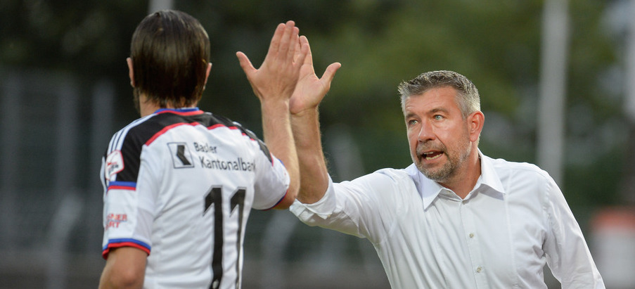Basel Trainer Urs Fischer, rechts, gratuliert seinem Spieler Shlezen Gashi, links, beim Fussball Meisterschaftsspiel der Super League zwischen dem FC Lugano und dem FC Basel am Samstag, 22. August 2015, im Cornaredo Stadion in Lugano. (KEYSTONE/Ti-Press/Davide Agosta)