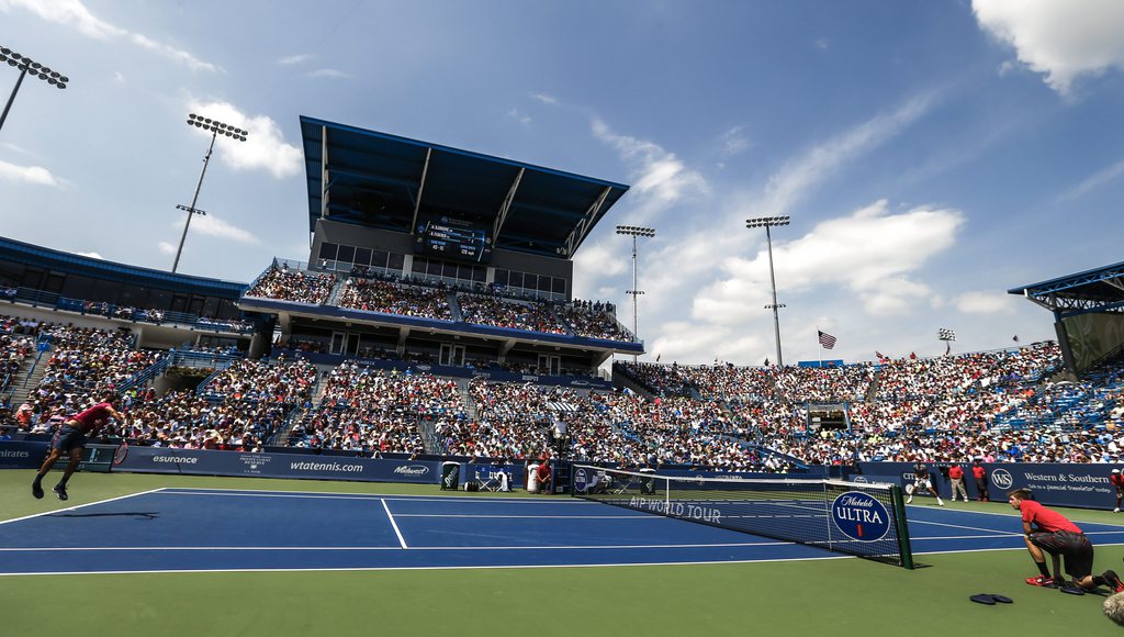epa04895232 Roger Federer of Switzerland (L) serves to Novak Djokovic of Serbia (R) during the final of the Western &amp; Southern Open at the Linder Family Tennis Center in Mason, near Cincinnati, Ohio, USA, 23 August 2015. EPA/TANNEN MAURY