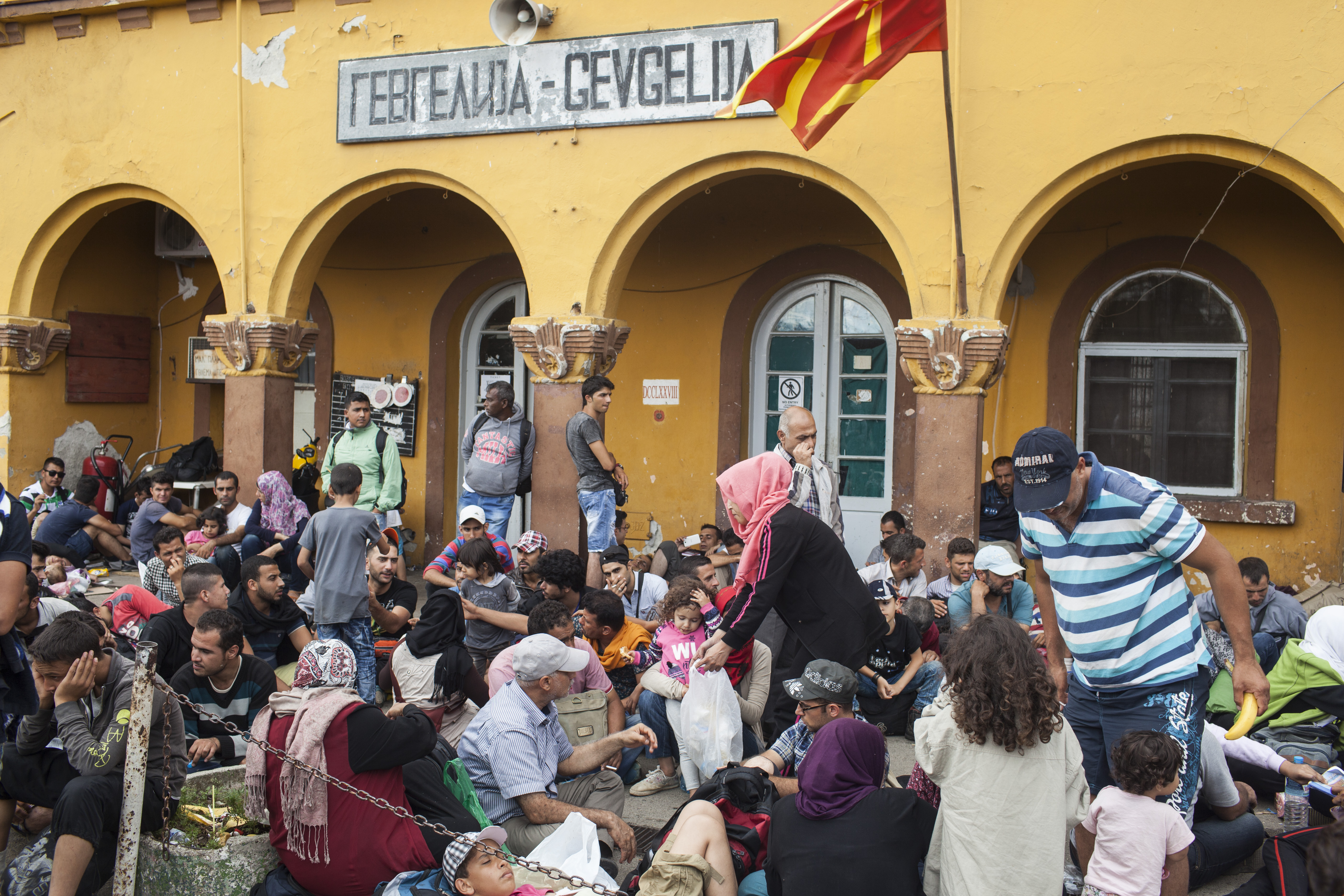 Die griechisch-mazedonische Grenze bei Gevgelija. Derzeit wird die Grenze von der Polizei abgeriegelt, um weitere Fl�chtlingsstr�me zu verhindern ./ The overcrowded train station at Gevgelija where thousands of refugees try to catch a train to Serbia. The greek-macedonian border at Gevgelija. At the moment the border is closed by the police in order to prevent further refugee masses.