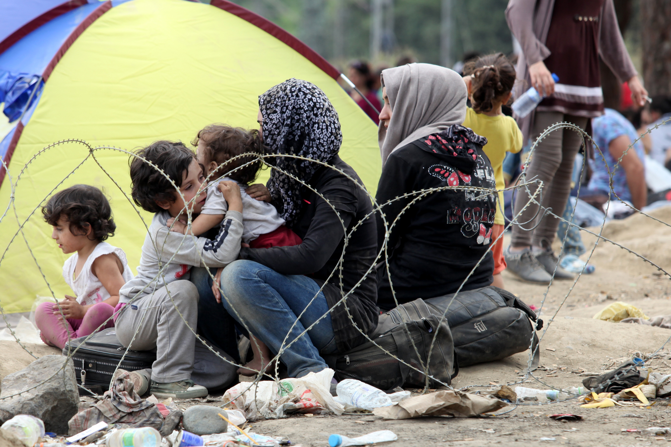 Die Situation eskaliert am Bahnhof von Gevgelija, von wo t�glich Tausende von Fl�chtlingen versuchen mit dem Zug nach Serbien zu gelangen. bei Gevgelija. Derzeit wird die griechisch-mazedonische Grenze Grenze von der Polizei abgeriegelt, um weitere Fl�chtlingsstr�me zu verhindern. 21.08.2015 // The overcrowded train station at Gevgelija where thousands of refugees try to catch a train to Serbia. The greek-macedonian border at Gevgelija. At the moment the border is closed by the police in order to prevent further refugee masses.