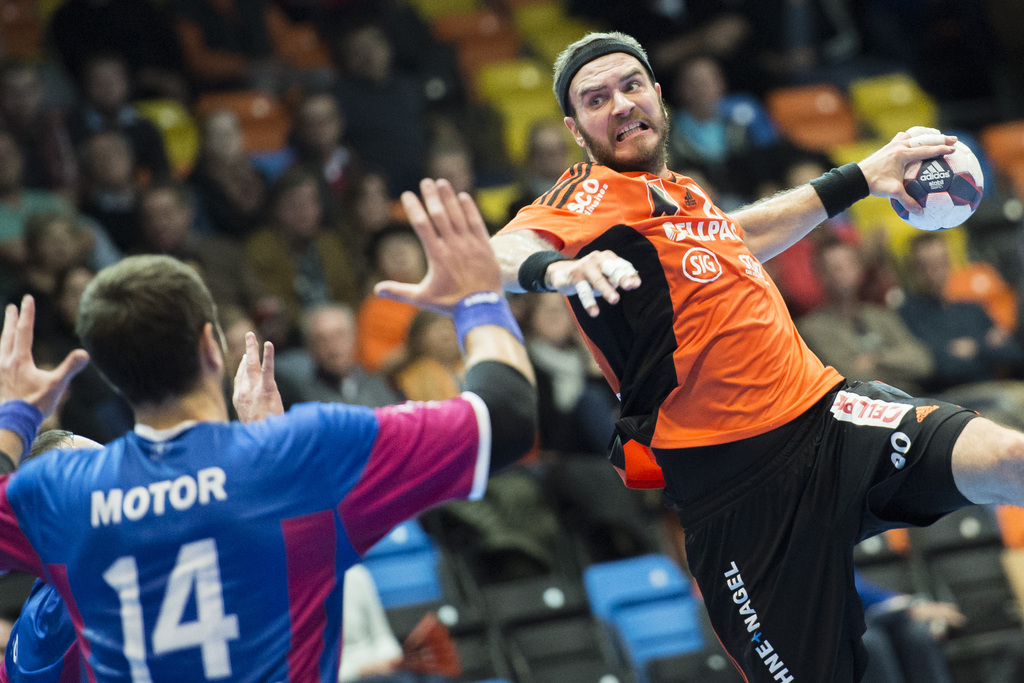 Rares Lucian Jurca, right, of Schaffhausen in action against Dmytro Doroshchuk, left, of Zaporozhye during the EHF Champions League handball match between Kadetten Schaffhausen and HC Motor Zaporozhye in Schaffhausen, Switzerland, 20 November 2014.(KEYSTONE/Ennio Leanza)