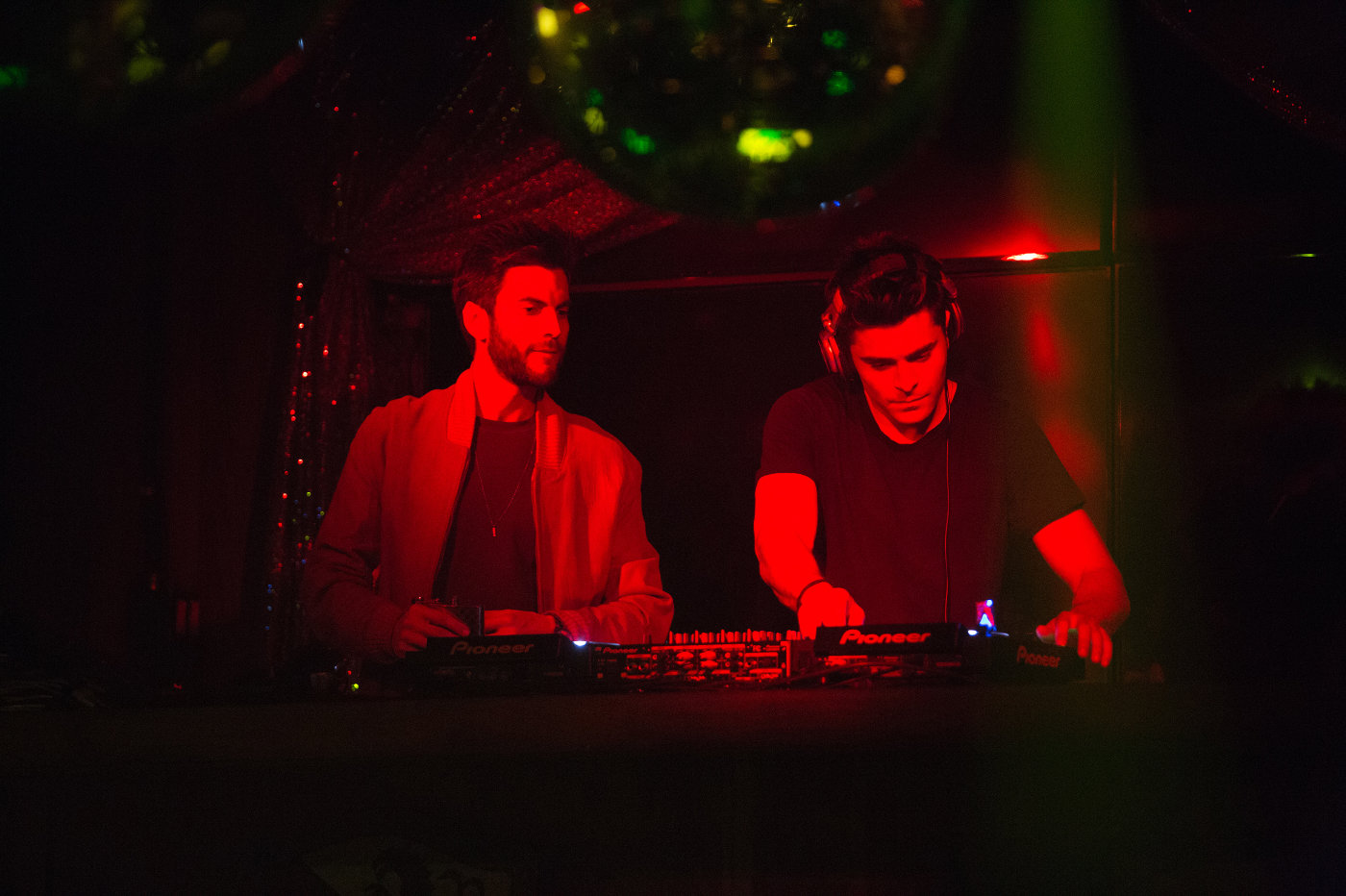 James (l.) zeigt Cole (r.) wie man sich zum Erfolg spielt.