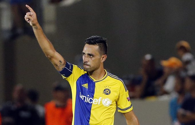epa04898031 Eran Zahavi of Maccabi Tel Aviv celebrates after scoring the 1-1 goal during the UEFA Champions League play-off round second leg soccer match between Maccabi Tel Aviv FC and FC Basel 1893 at the Bloomfield stadium in Tel Aviv, Israel, 25 August 2015. EPA/ABIR SULTAN
