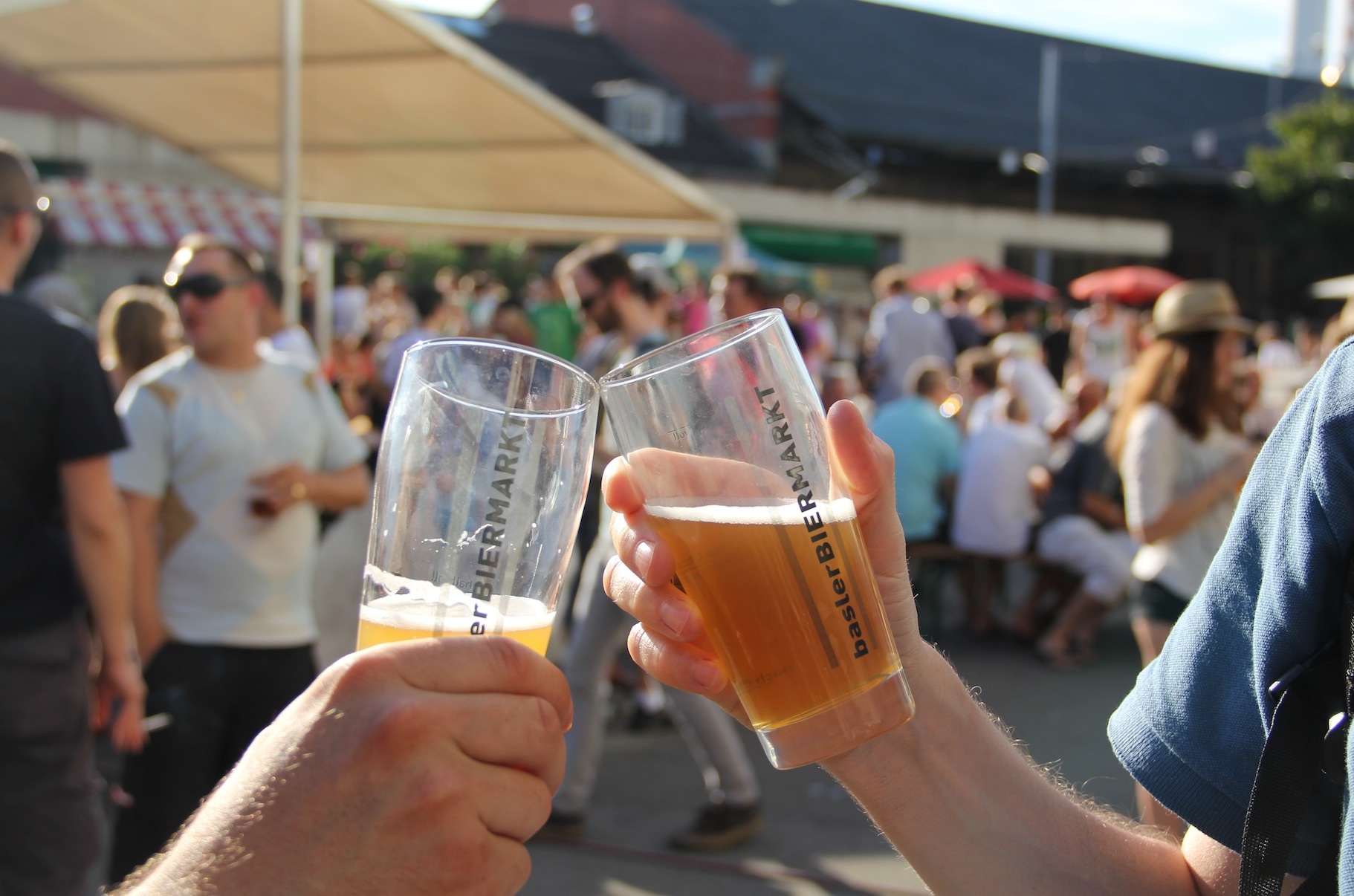 Prost! Das Prinzip mit den Jetons statt Bargeld und mit dem Bierglas als «Bhaltis» wurde beibehalten.