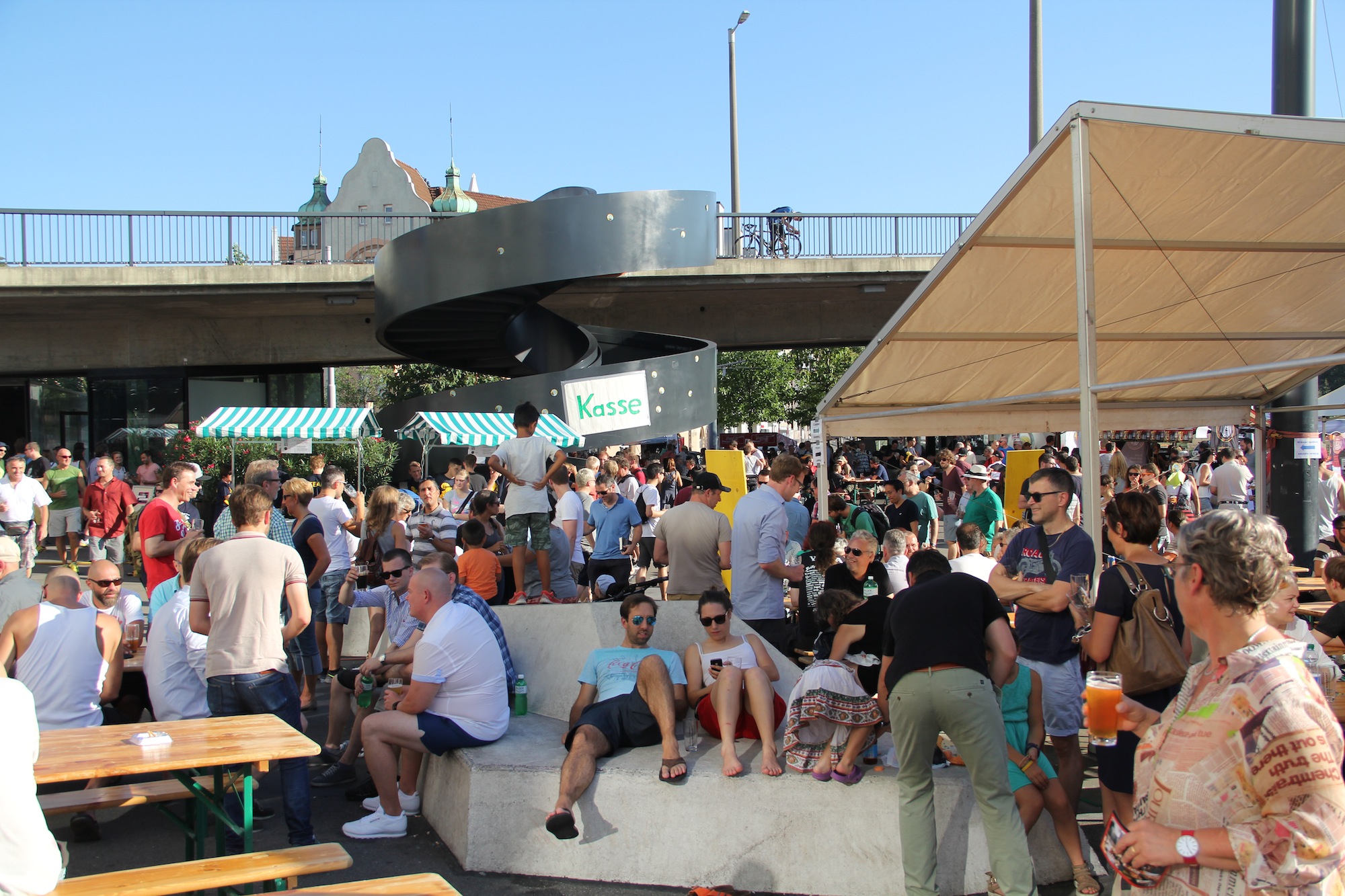 Ausgelassene Stimmung beim St. Johanns-Bahnhof: Der Vogesenplatz war in der sommerlichen Hitze gut besucht.