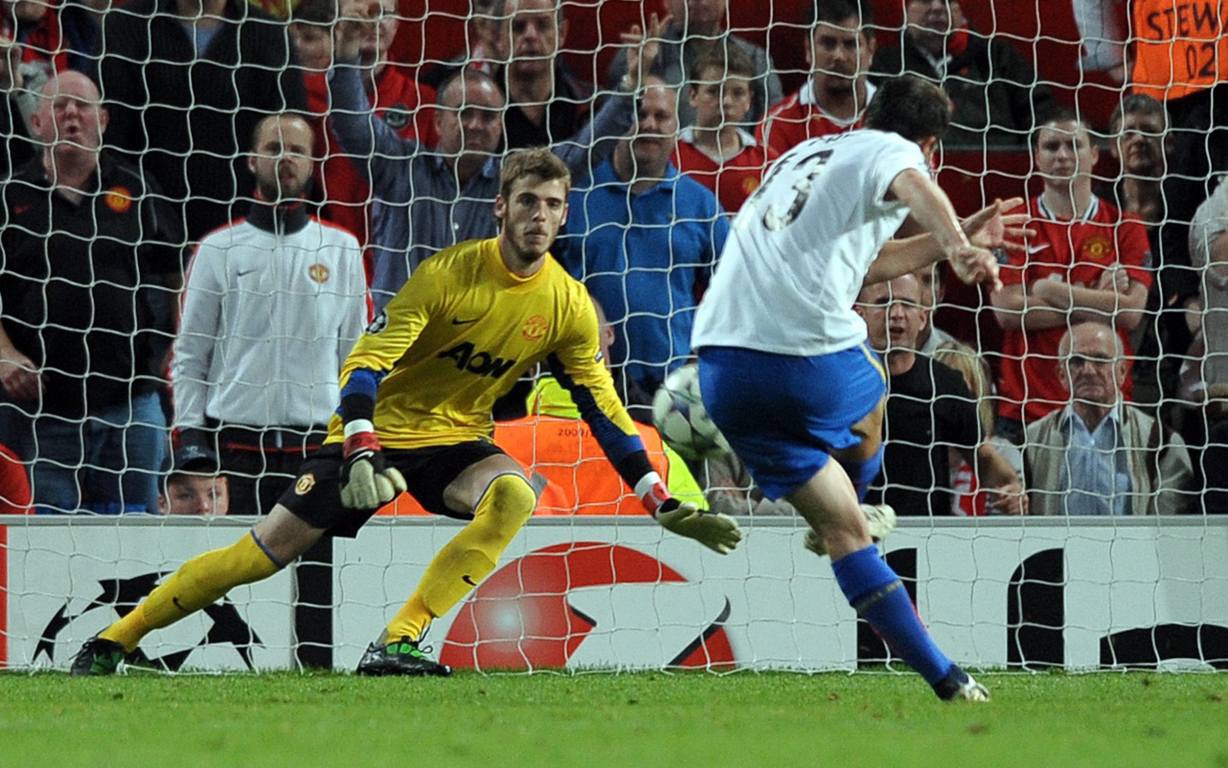 Torwart in Wechselschicht: In Basel wird wie schon im Hinspiel David de Gea im Tor stehen. Hier bei Alex Freis Penaltytor im Old Trafford. 