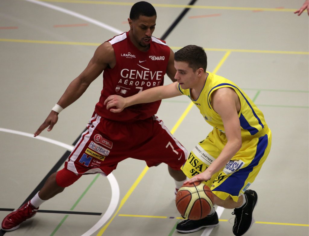 Starwings, Branislav Kostic, rechts, im Zweikampf mit dem Genfer Kelvin Parker, links, beim Basketballspiel der Nationalliga A zwischen den Starwings basket Basel und den Lions de Geneve am Samstag, 23. M�rz 2013 in Birsfelden. (KEYSTONE/Patrick Straub)