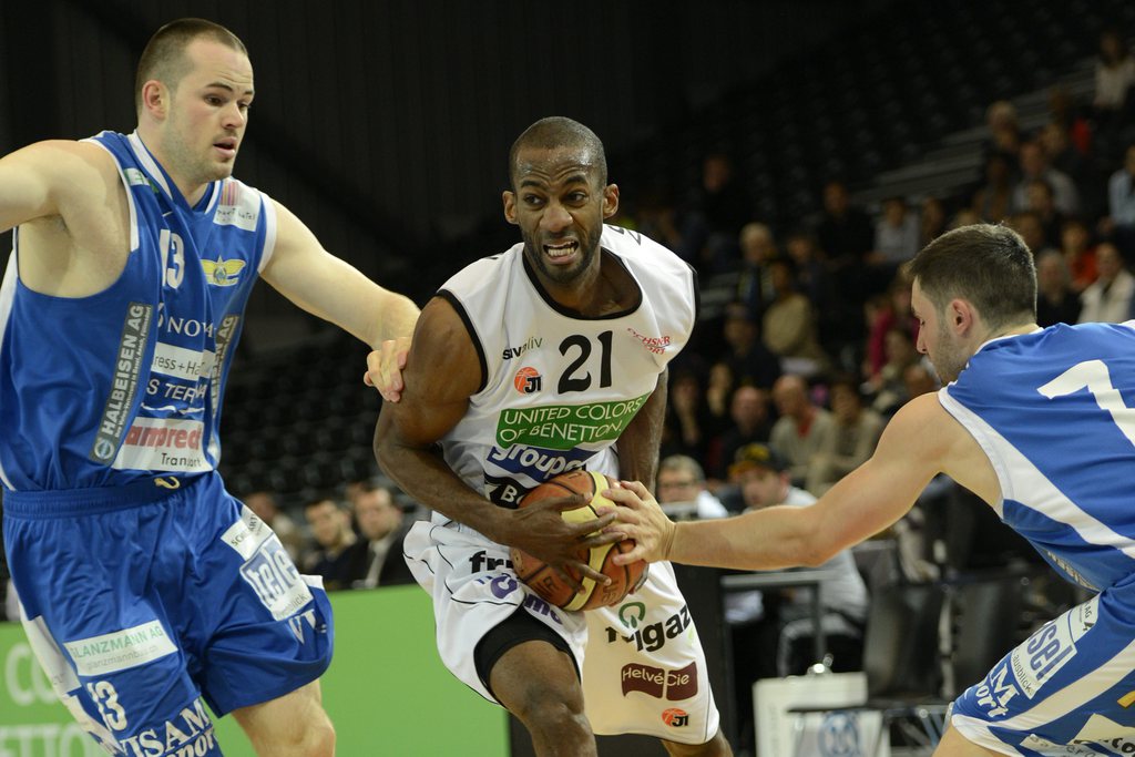 Le joueur fribourgeois Sebastian Hoch, centre, lutte pour le ballon avec les joueurs balois Joel Fuchs, droite, et Boris Smiljic, gauche, lors de la 1ere rencontre des 1/4 de finales des play-offs  du championnat suisse de basketball entre Fribourg Olympi