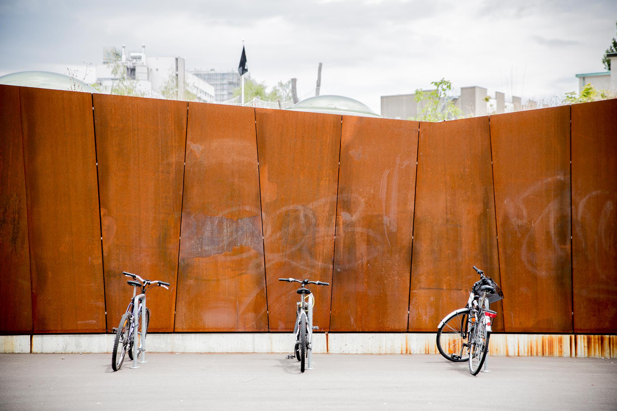 «Die Grenze zwischen Quartier und Campus, die zwar keine Mauer ist, wirkt –  trotz der wohlwollenden Gestaltung – als Grenze und signalisiert die Trennung von öffentlichem und privatem Raum» (Gabi Hangartner).