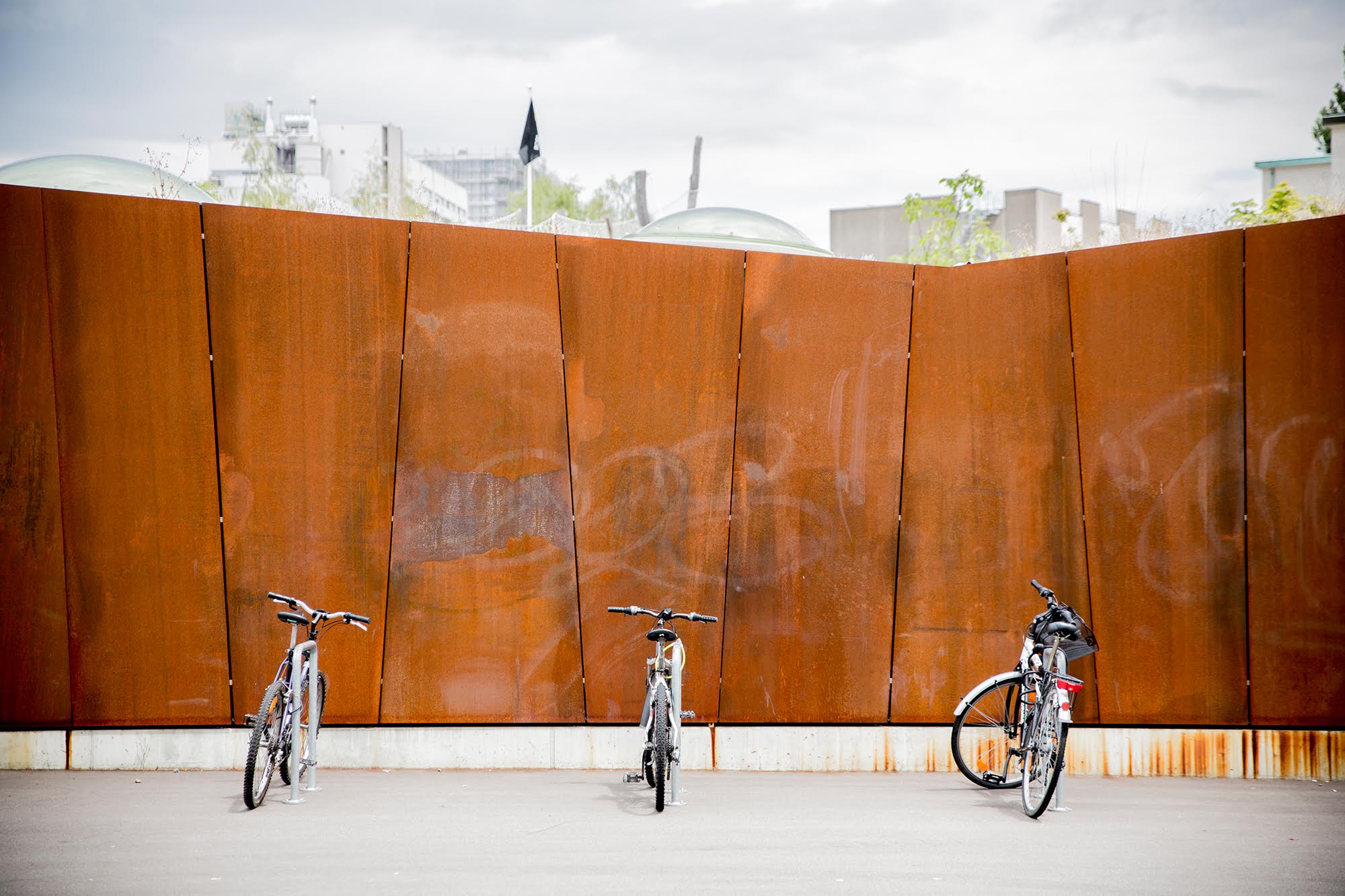 «Die Grenze zwischen Quartier und Campus, die zwar keine Mauer ist, wirkt –  trotz der wohlwollenden Gestaltung – als Grenze und signalisiert die Trennung von öffentlichem und privatem Raum» (Gabi Hangartner).