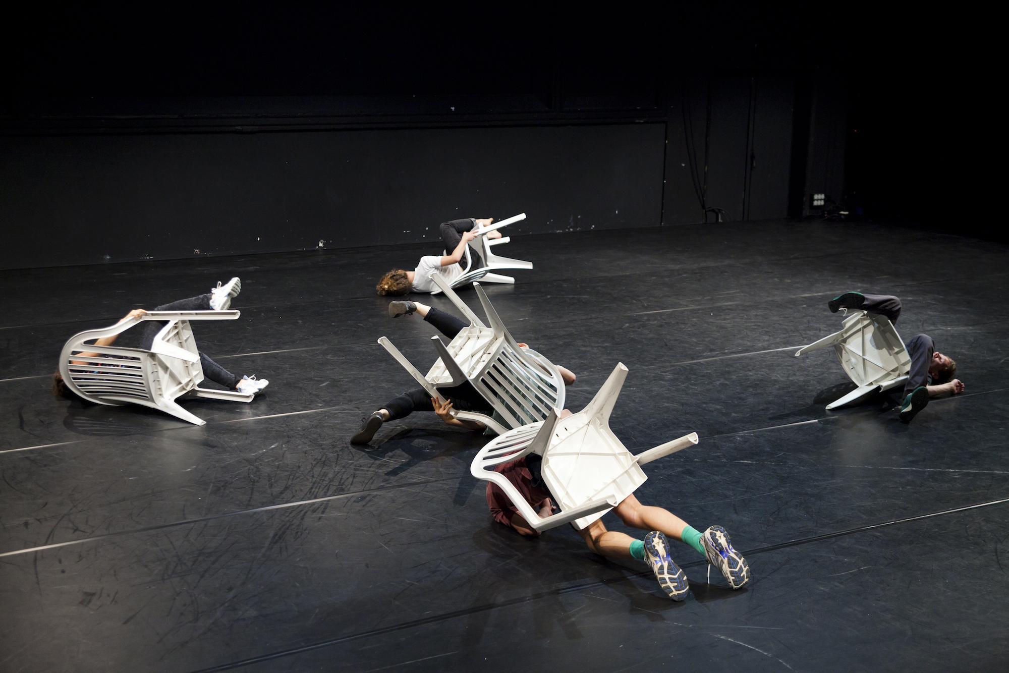 «Schichten» oder sitzend liegen im Theater Roxy