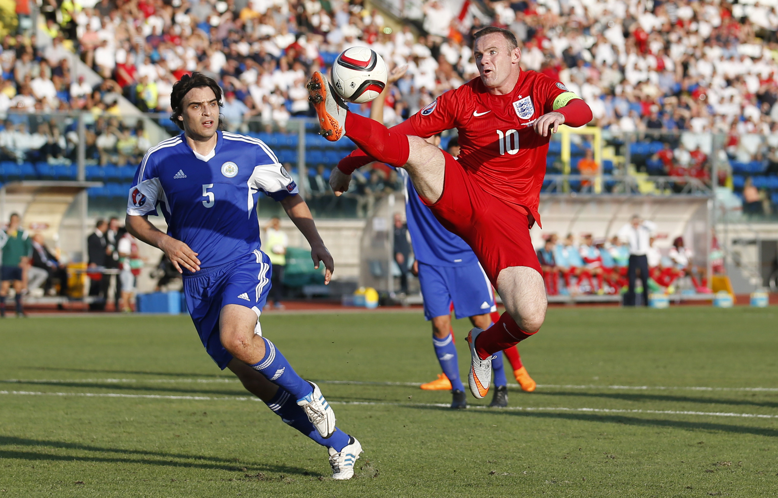 Football - San Marino v England - UEFA Euro 2016 Qualifying Group E - Stadio Olimpico, Serravalle, San Marino - 5/9/15 England's Wayne Rooney in action against San Marino's Davide Simoncini Action Images via Reuters / Carl Recine Livepic EDITORIAL USE ONLY.