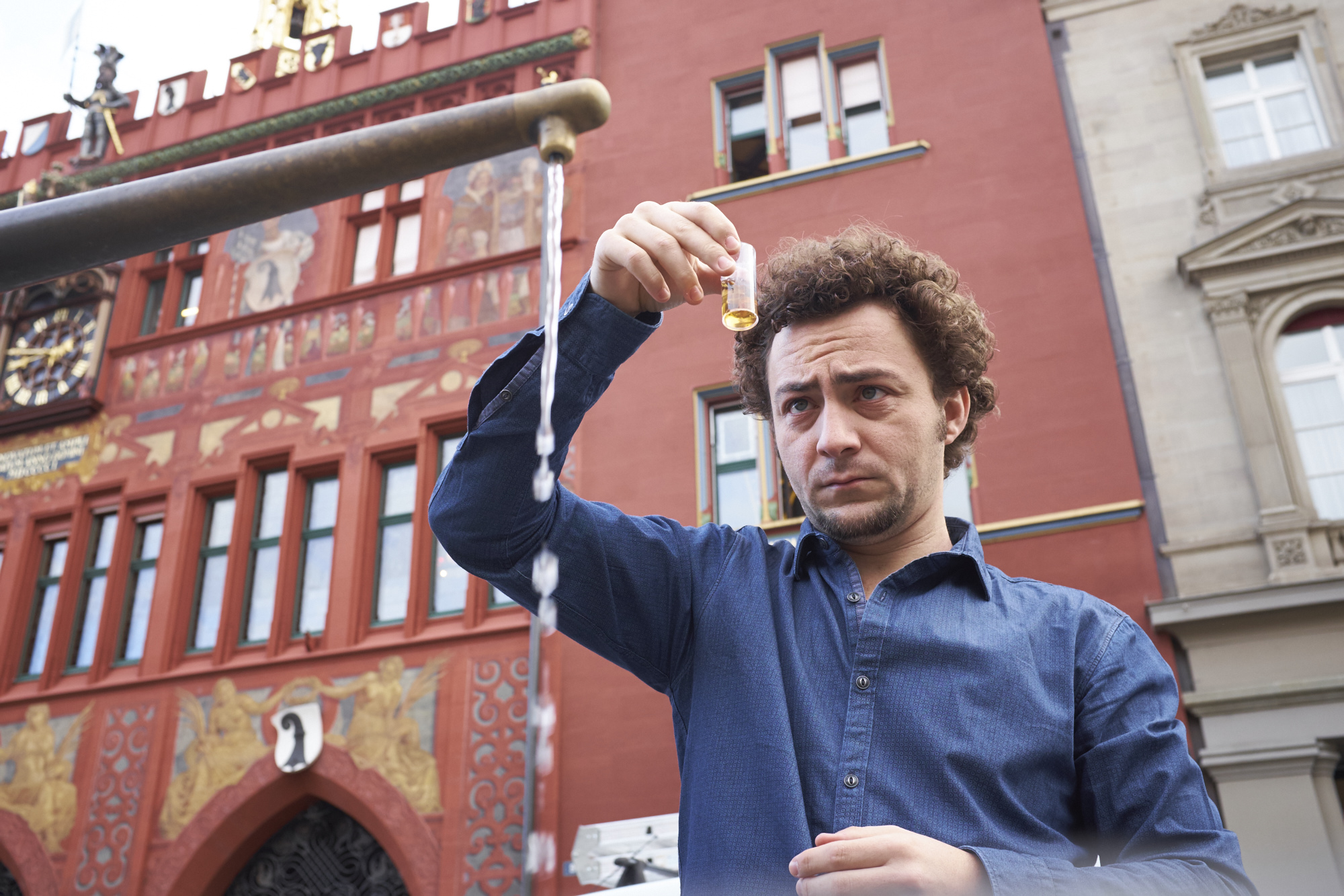Benjamin Hohlmann testet die Gesamthärte des Basler Wassers.