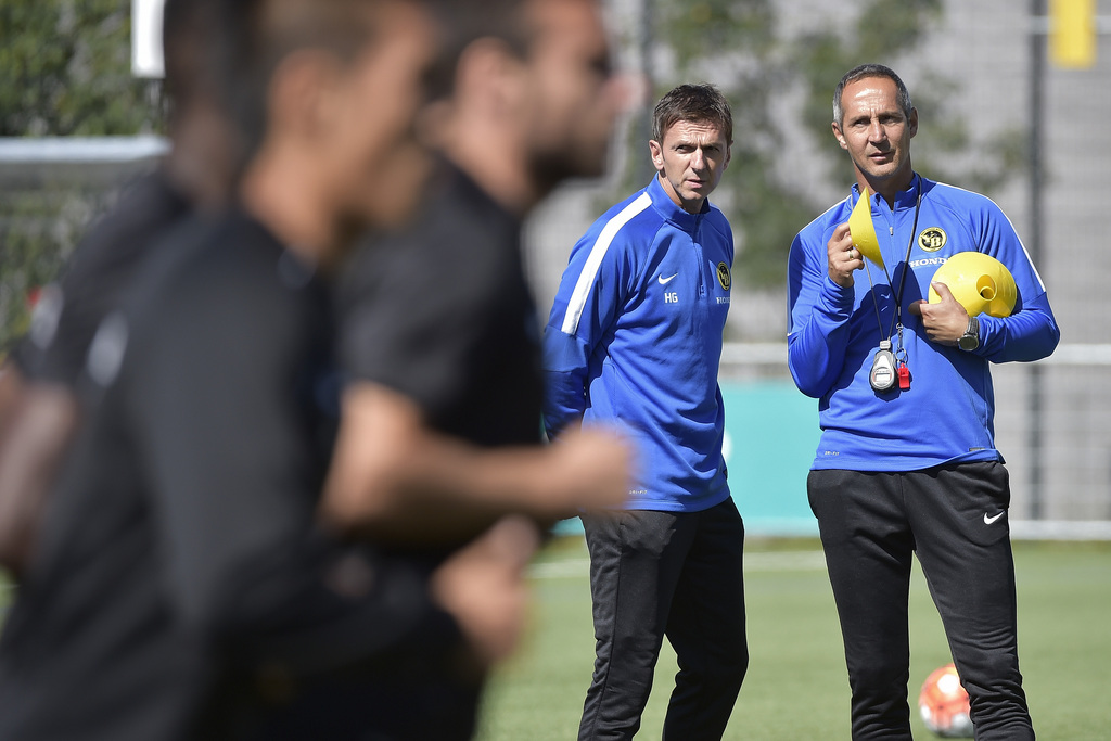 Der neue YB Trainer Adi Huetter, rechts, und Assistenztrainer Harald Gaemperle, links, waehrend dem 1. Training am Montag, 7. September 2015, auf dem Sportplatz Wyler in Bern. (KEYSTONE/Lukas Lehmann)