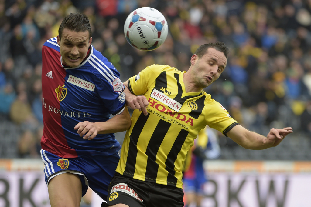 Basels Philipp Degen, links, kaempft gegen YBs Raphael Nuzzolo im Fussball Super League Spiel zwischen dem BSC Young Boys Bern und dem FC Basel, am Sonntag, 22. Februar 2015, im Stade de Suisse Wankdorf in Bern. (KEYSTONE/Alessandro della Valle)