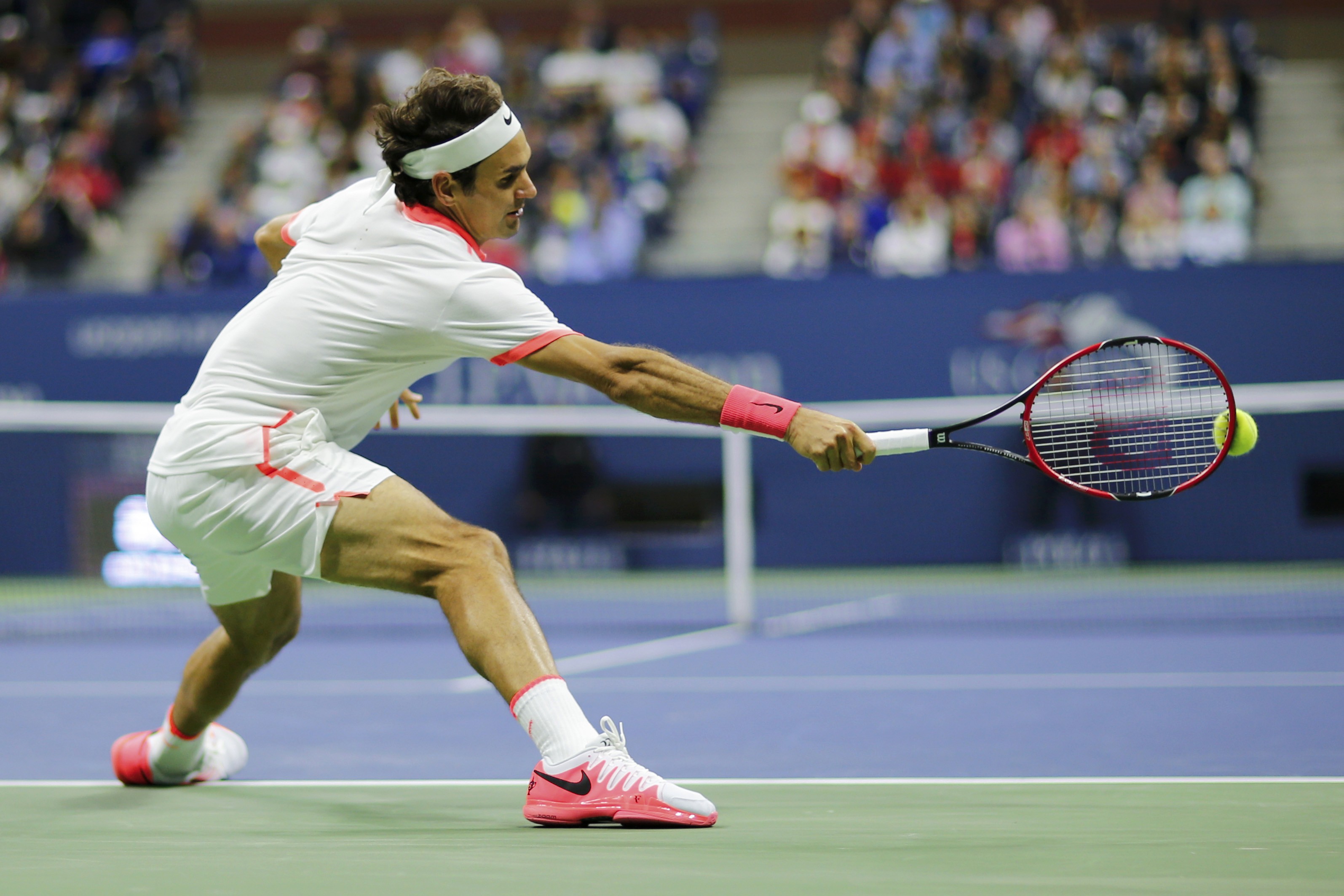 Roger Federer of Switzerland returns a shot to Novak Djokovic of Serbia during their men's singles final match at the U.S. Open Championships tennis tournament in New York, September 13, 2015. REUTERS/Eduardo Munoz