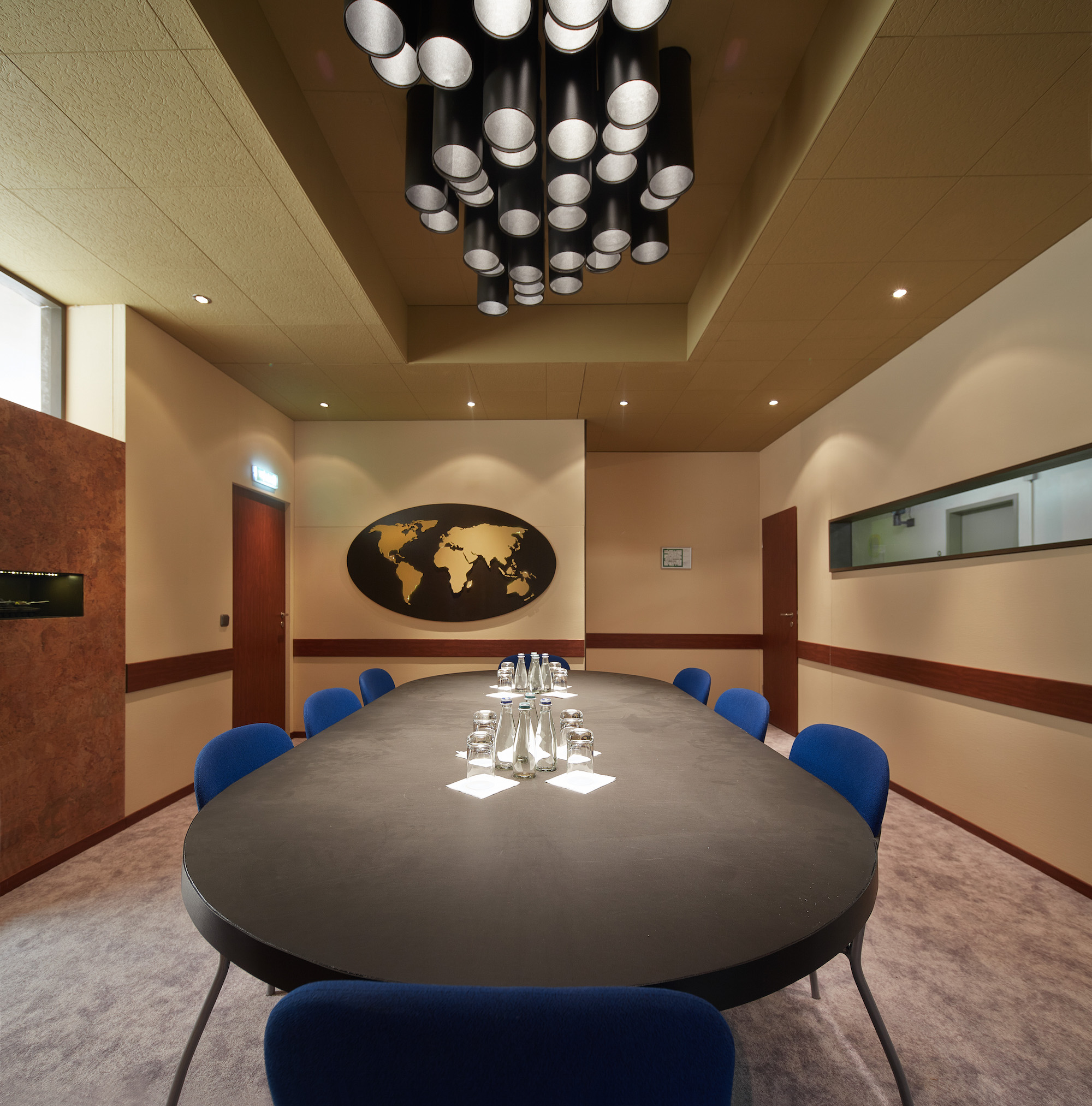 Im Zentrum befindet sich der titelgebende Situation Room.