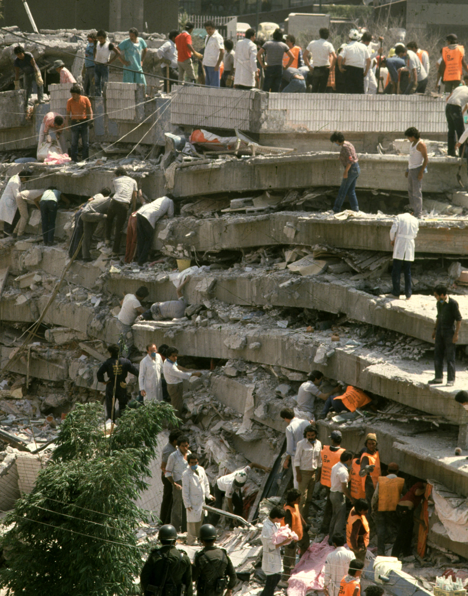 Rescue workers and citizens search for survivors inside the Hospital Juarez on Sept. 20, 1985, in Mexico City. At least 13 babies were pulled to safety by volunteers from two collapsed hospitals. In Hurricane Katrina's destruction, many here see the specter of the earthquake that struck 20 years ago, toppling buildings and shaking people's faith in authorities. (KEYSTONE/AP Photo/Jesus Villaseca) ** ONE TIME USE ONLY. . . MANDATORY CREDIT **