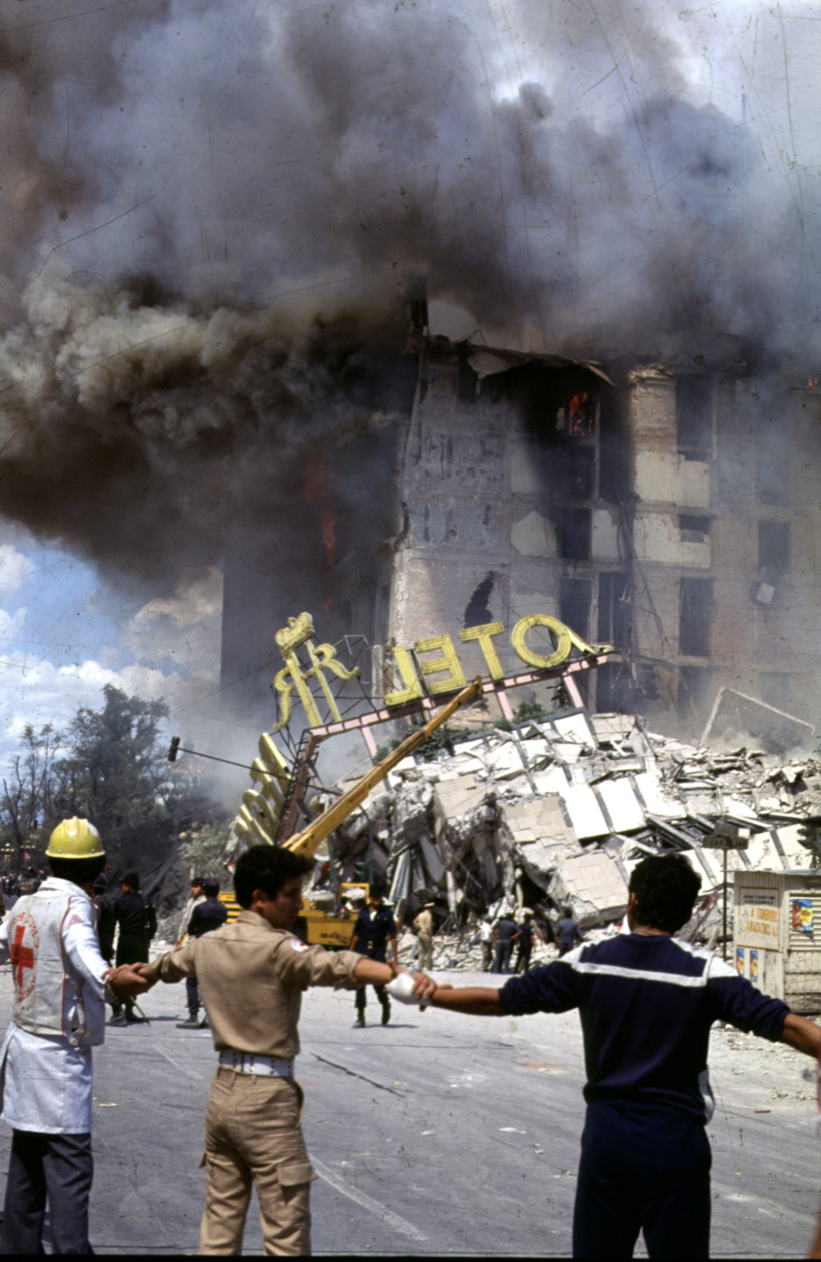 People join hands around the Regis Hotel which collapsed in the massive earthquake on Sept. 19, 1985, in Mexico City. Mexico City is marking the 20th anniversary of the massive 1985 earthquake that killed at least 9,500 people as it leveled whole sections of the city.(KEYSTONE/AP Photo/Jesus Villaseca) ** ONE TIME USE ONLY. . . MANDATORY CREDIT **