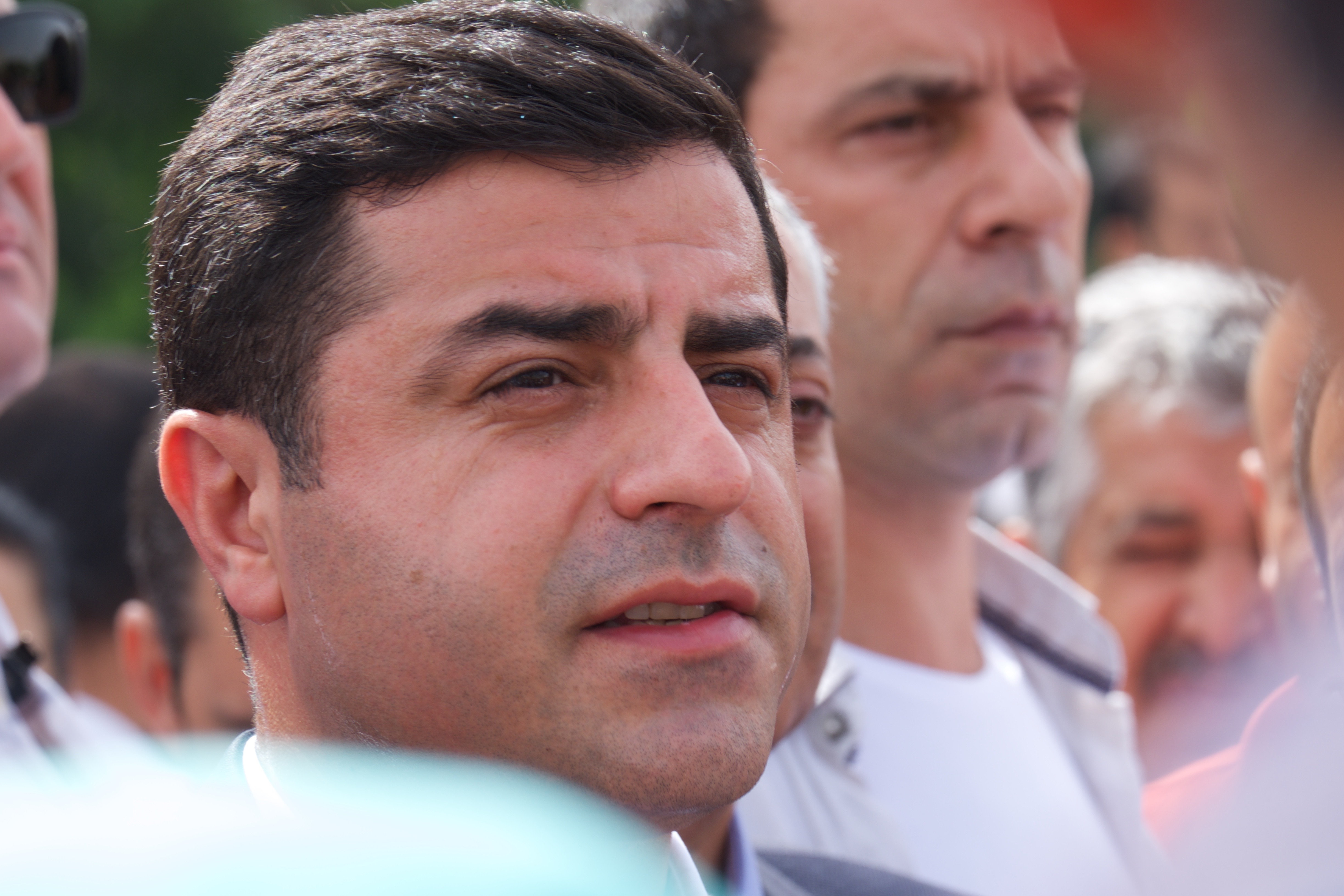 Mitten unter den Menschen, die grosse Hoffnung in ihn setzen: Selahattin Demirtas.