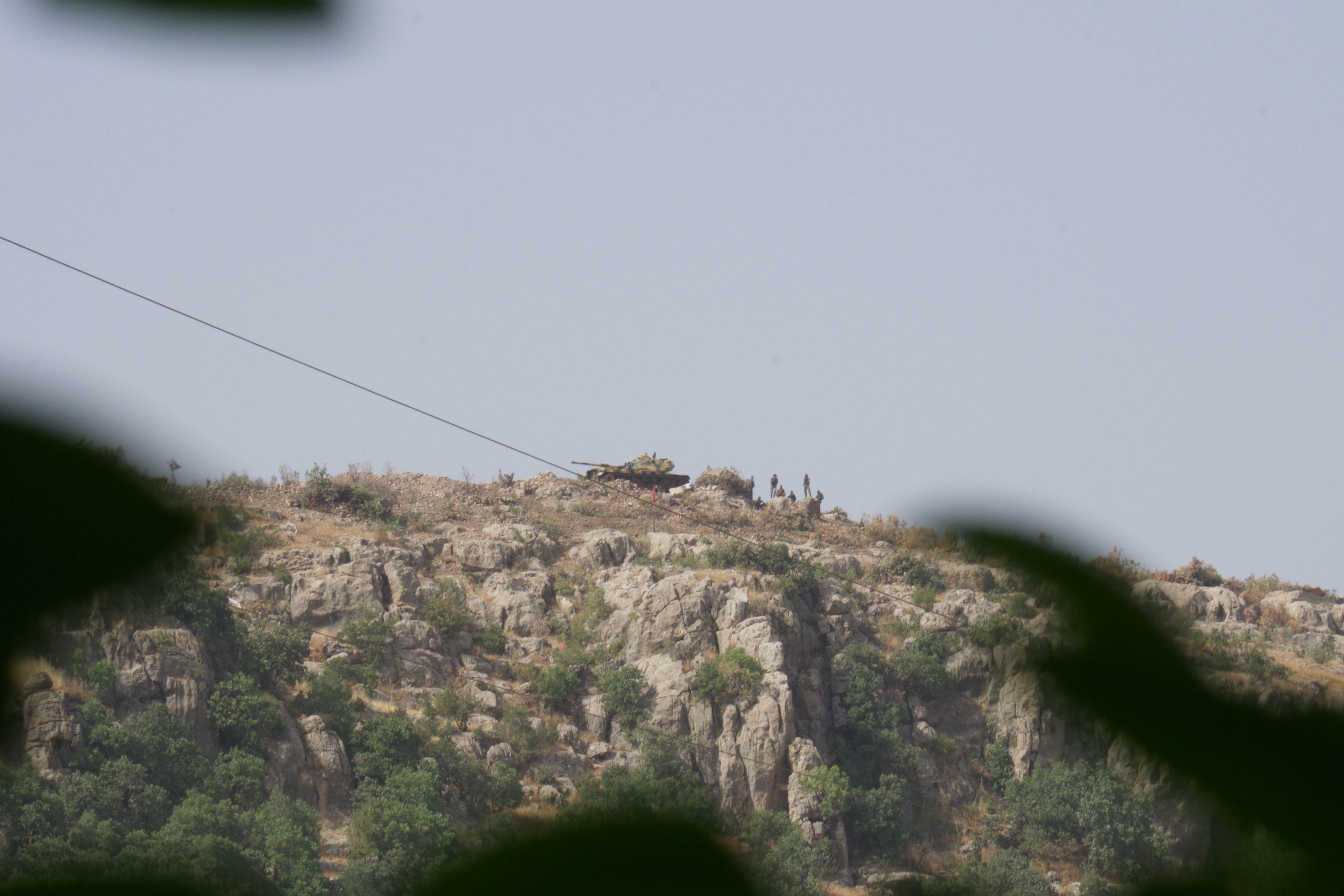 Militär auf dem Hügel – auf dem eine neue Kaserne gebaut werden soll – in der Nähe von Lice.