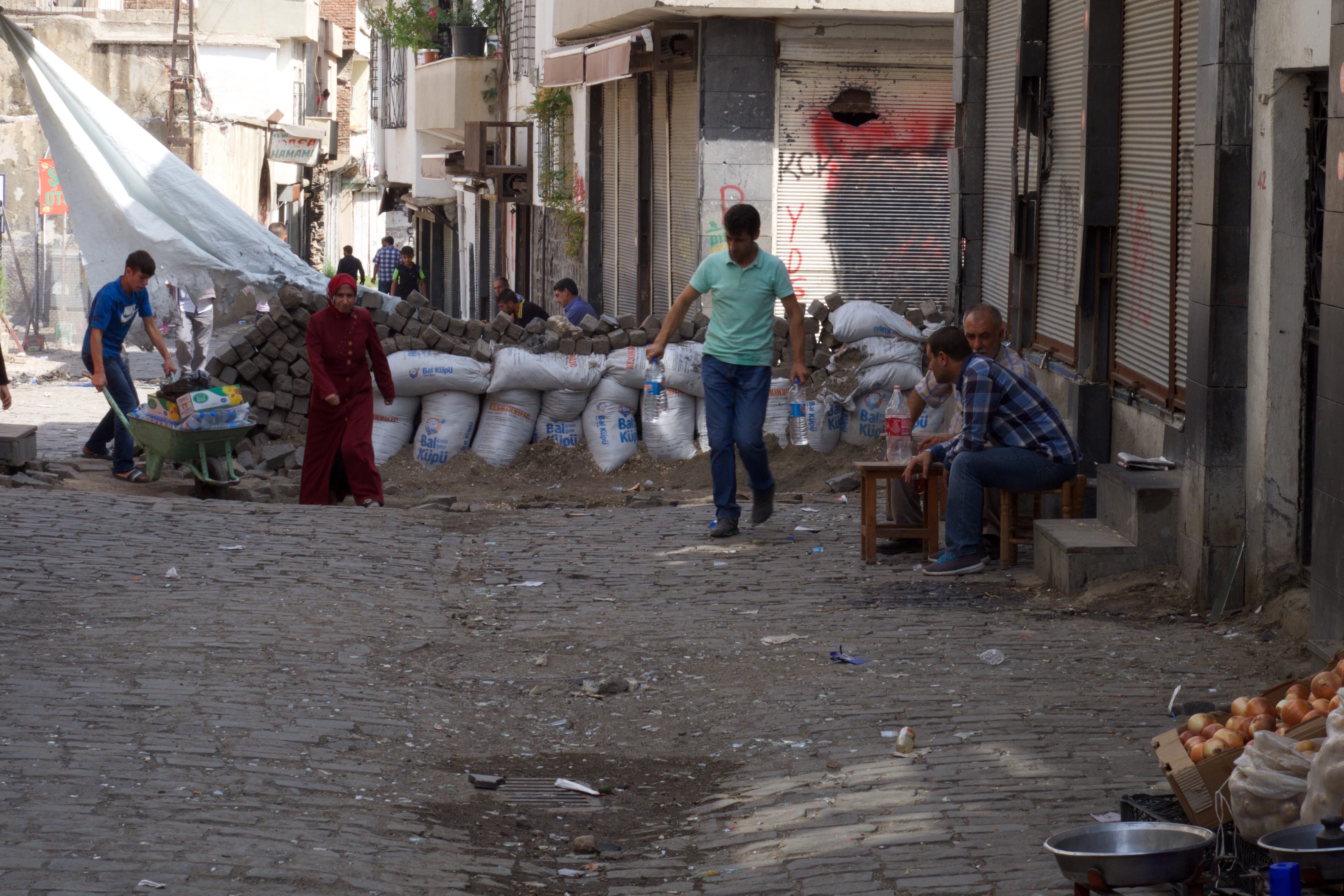 Barrikade am Eingang zum Stadtviertel Hasirli in der Innenstadt von Diayarbakir.