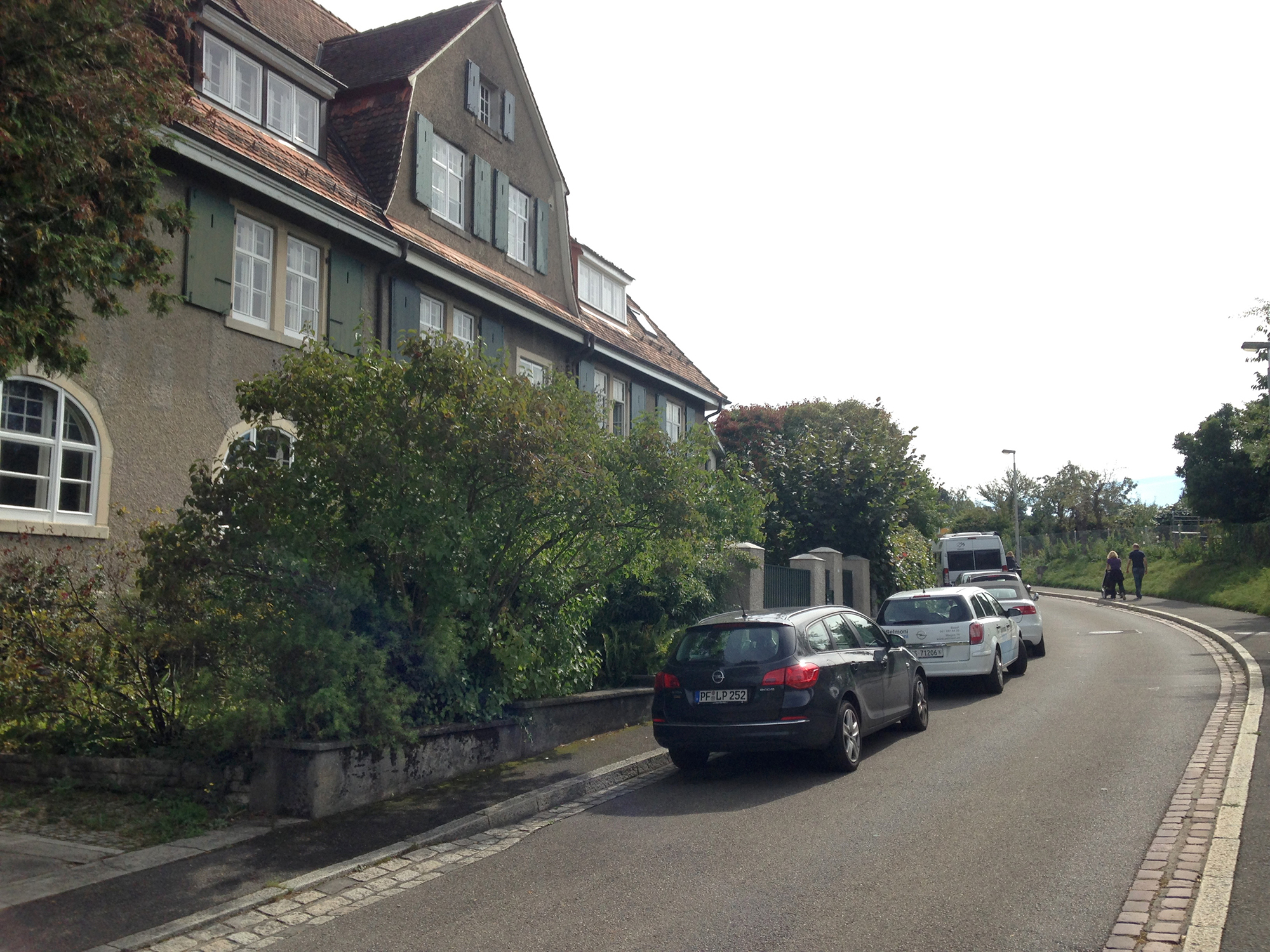 Die teils prächtigen Villen auf dem Bruderholz können auch zum Sterben langweilig sein. Wenn man hier leben muss. Besagt eine traurige Anekdote aus dem Wanderführer.