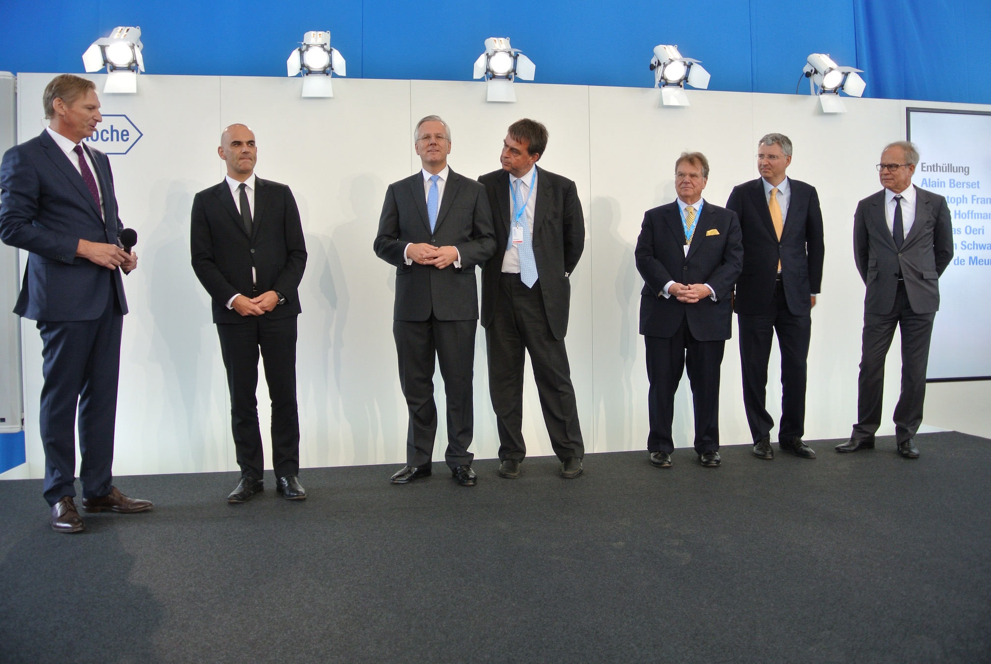 Prominente Eröffnungsmannschaft mit Standortchef Jürg Erismann, Bundesrat Alain Berset, Verwaltungsratspräsident Christoph Franz, den Verwaltungsräten und Vertretern der Besitzerfamilien André Hoffmann und Andreas Oeri, CEO Severin Schwan und Architekt Pierre de Meuron