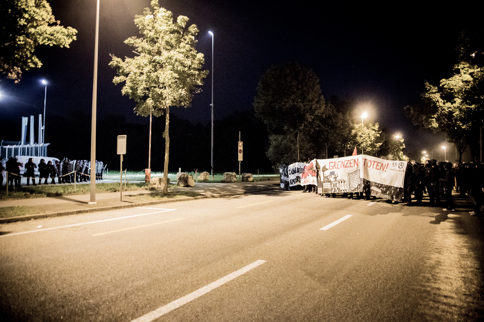 Polizei und Demonstranten Augenblicke vor der Eskalation.