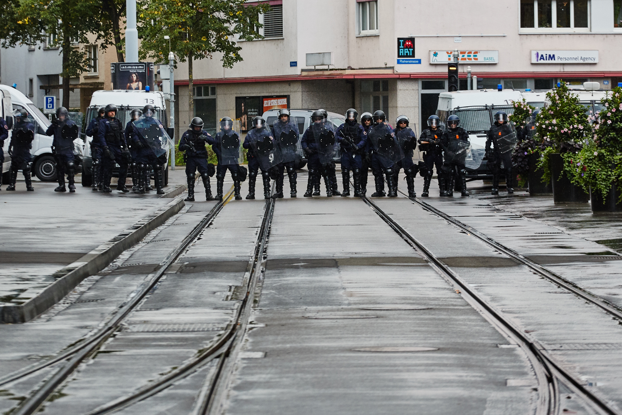 Grossaufgebot: Die Polizei riegelt eine Zufahrtsstrasse zur Messe ab.