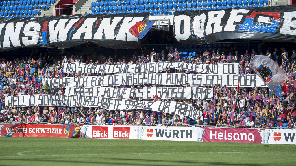 Die Basler Fans kritisieren mit ihren Transparenten die strengen Sicherheitsvorschriften fuer die Cupspiele im Fussballspiel der zweiten Runde des Schweizer Cups zwischen dem SC Young Fellows Juventus und dem FC Basel 1893 im Stadion St. Jakob-Park in Basel, am Sonntag, 20. September 2015. (KEYSTONE/Georgios Kefalas)
