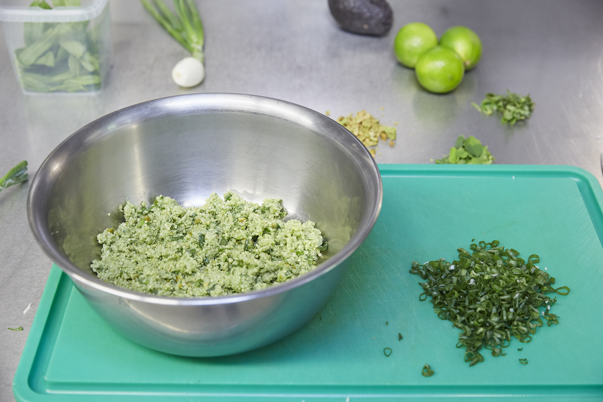 Nachdem der Quinoa-Salat abgekühlt ist, wird er mit gehackten Kräuter vermischt.