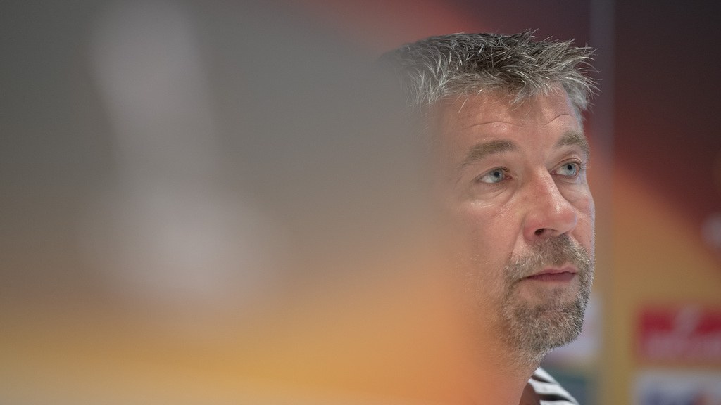 Urs Fischer, head coach of Switzerland's soccer team FC Basel 1893, speaks during a press conference at the Artemio Franchi stadium in Florence, Italy, on Wednesday, September 16, 2015. Switzerland's FC Basel 1893 is scheduled to play against Italy's ACF Fiorentina in an UEFA Europa League group I group stage matchday 1 soccer match on Thursday, September 17, 2015. (KEYSTONE/Georgios Kefalas)