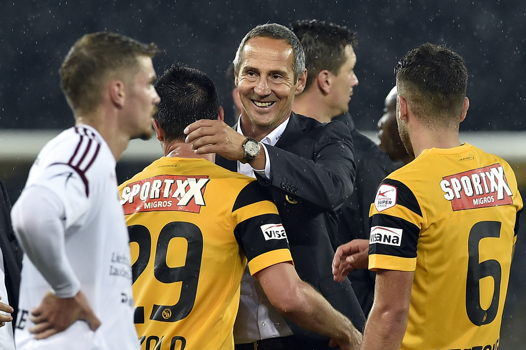 YBs Trainer Adi Huetter, Mitte, freut sich mit Raphael Nuzzolo, links, und Miralem Sulejmani ueber den Sieg nach dem Fussball Meisterschaftsspiel der Super League zwischen den Berner Young Boys und dem FC Vaduz, am Samstag, 12. September 2015, im Stade de Suisse in Bern. (KEYSTONE/Peter Schneider)