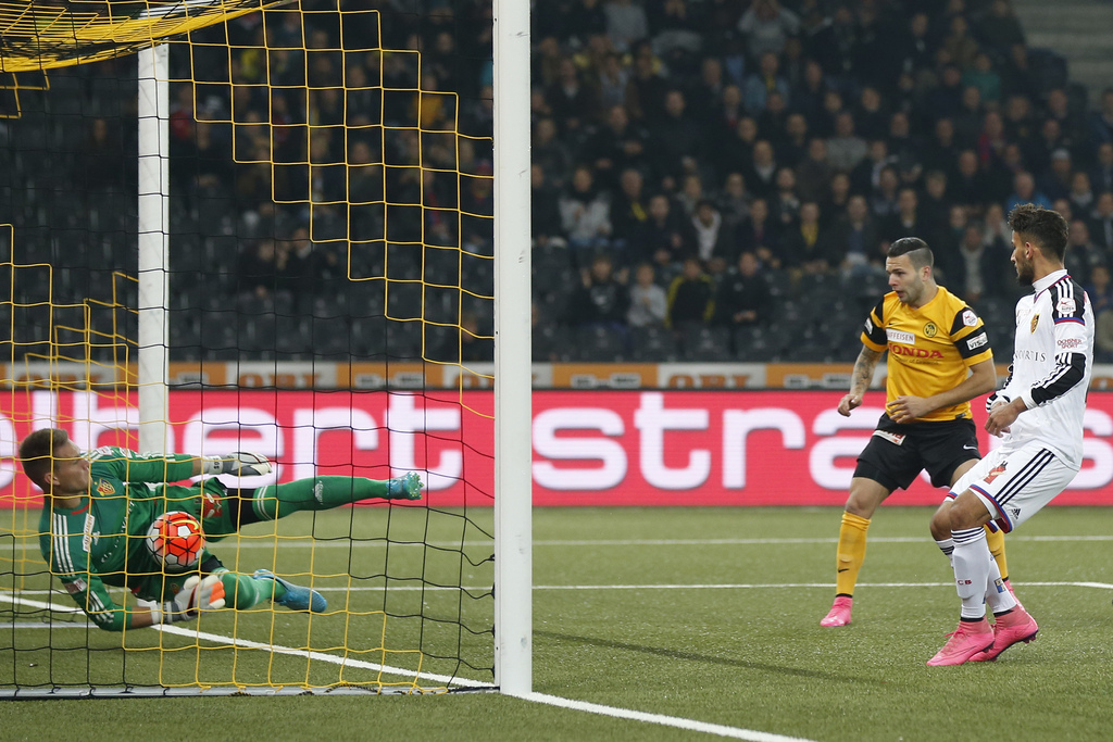 Berns Miralem Sulejmani, nicht im Bild, erzielt das Tor zum 1-0 gegen Basels Torhueter Tomas Vaclik, links, im Super League Spiel zwischen dem BSC Young Boys Bern und dem FC Basel, am Mittwoch, 23. September 2015, im Stade de Suisse Wankdorf in Bern. (KEYSTONE/Peter Klaunzer)