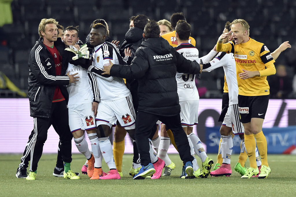 Erhitzte Gemueter nach dem Fussball Meisterschaftsspiel der Super League zwischen den Berner Young Boys und dem FC Basel, am Mittwoch, 23. September 2015, im Stade de Suisse in Bern. (KEYSTONE/Peter Schneider)