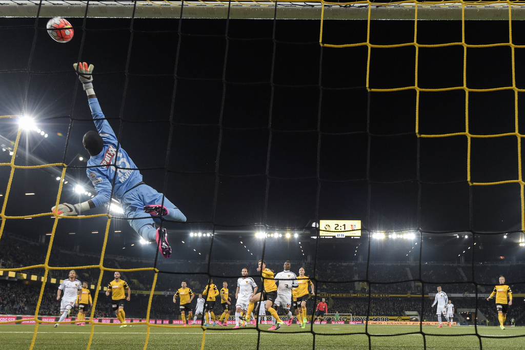 Berns Torhueter Yvon Mvogo wehrt einen Ball ab im Super League Spiel zwischen dem BSC Young Boys Bern und dem FC Basel, am Mittwoch, 23. September 2015, im Stade de Suisse Wankdorf in Bern. (KEYSTONE/Peter Klaunzer)