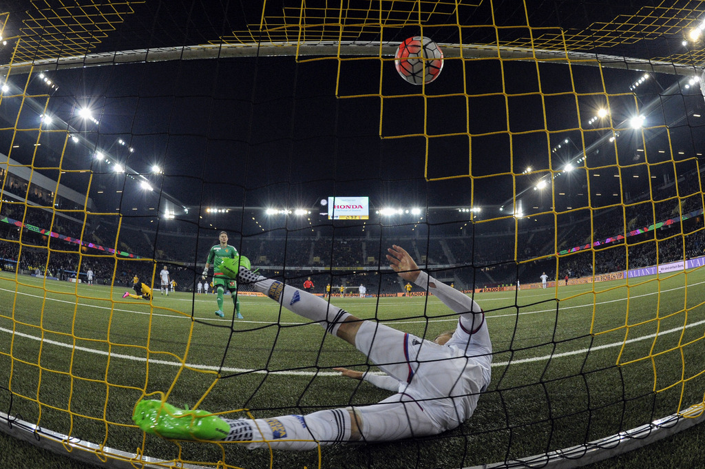 Basels Daniel Hoegh landet mit dem Ball im Tor im Fussball Meisterschaftsspiel der Super League zwischen den Berner Young Boys und dem FC Basel, am Mittwoch, 23. September 2015, im Stade de Suisse in Bern. (KEYSTONE/Peter Schneider)