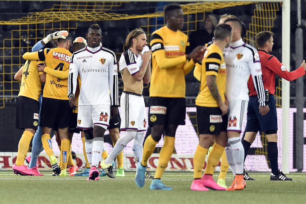 Basels Taulant Xhaka, rechts, streitet sich mit YBs Renato Steffen nach dem Fussball Meisterschaftsspiel der Super League zwischen den Berner Young Boys und dem FC Basel, am Mittwoch, 23. September 2015, im Stade de Suisse in Bern. (KEYSTONE/Peter Schneider)
