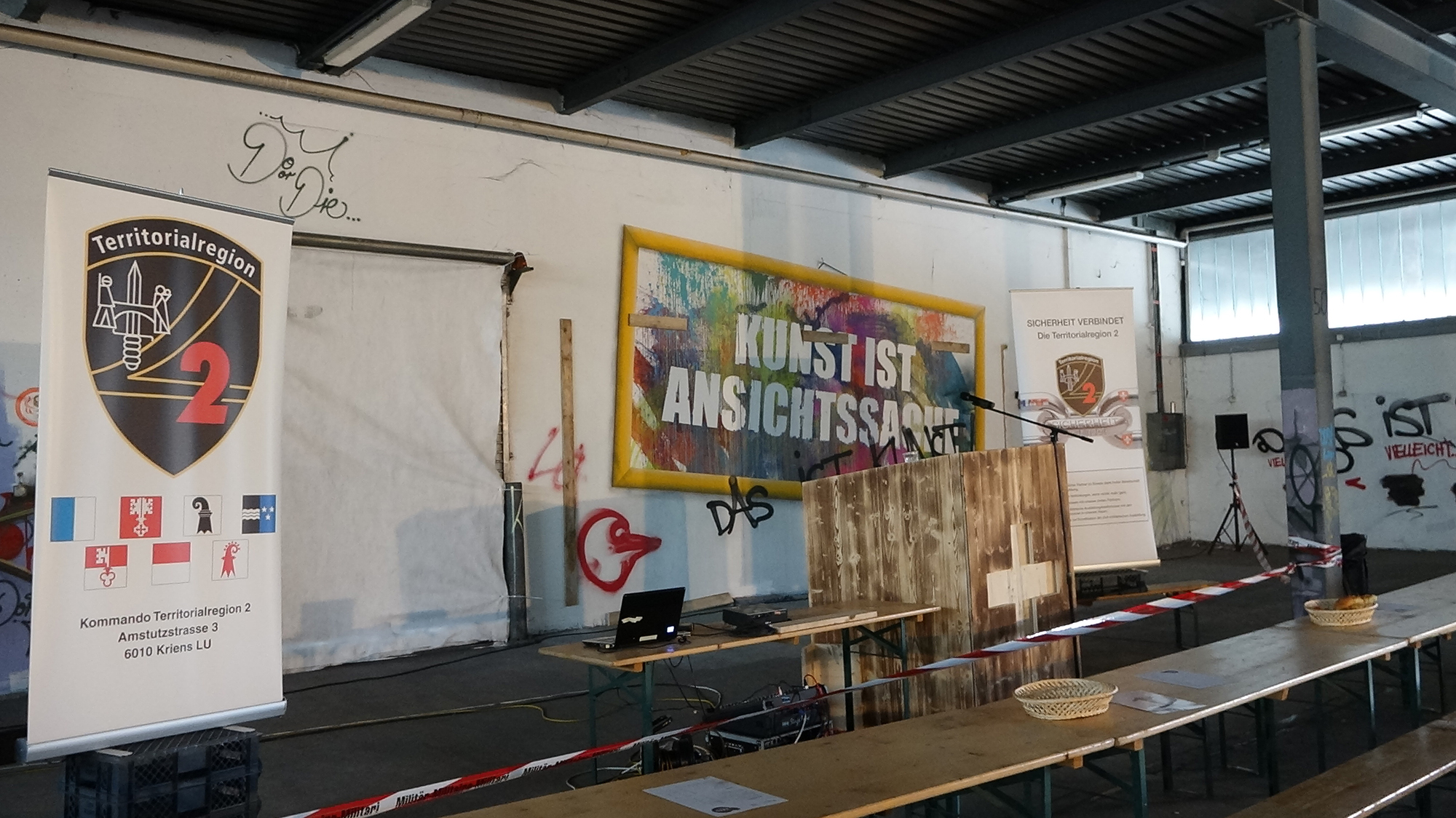Clash der Kulturen: Bevor das Militär in Muttenz seine Ausstellung zeigt, waren in der alten Fabrikhalle Sprayer am Werk.
