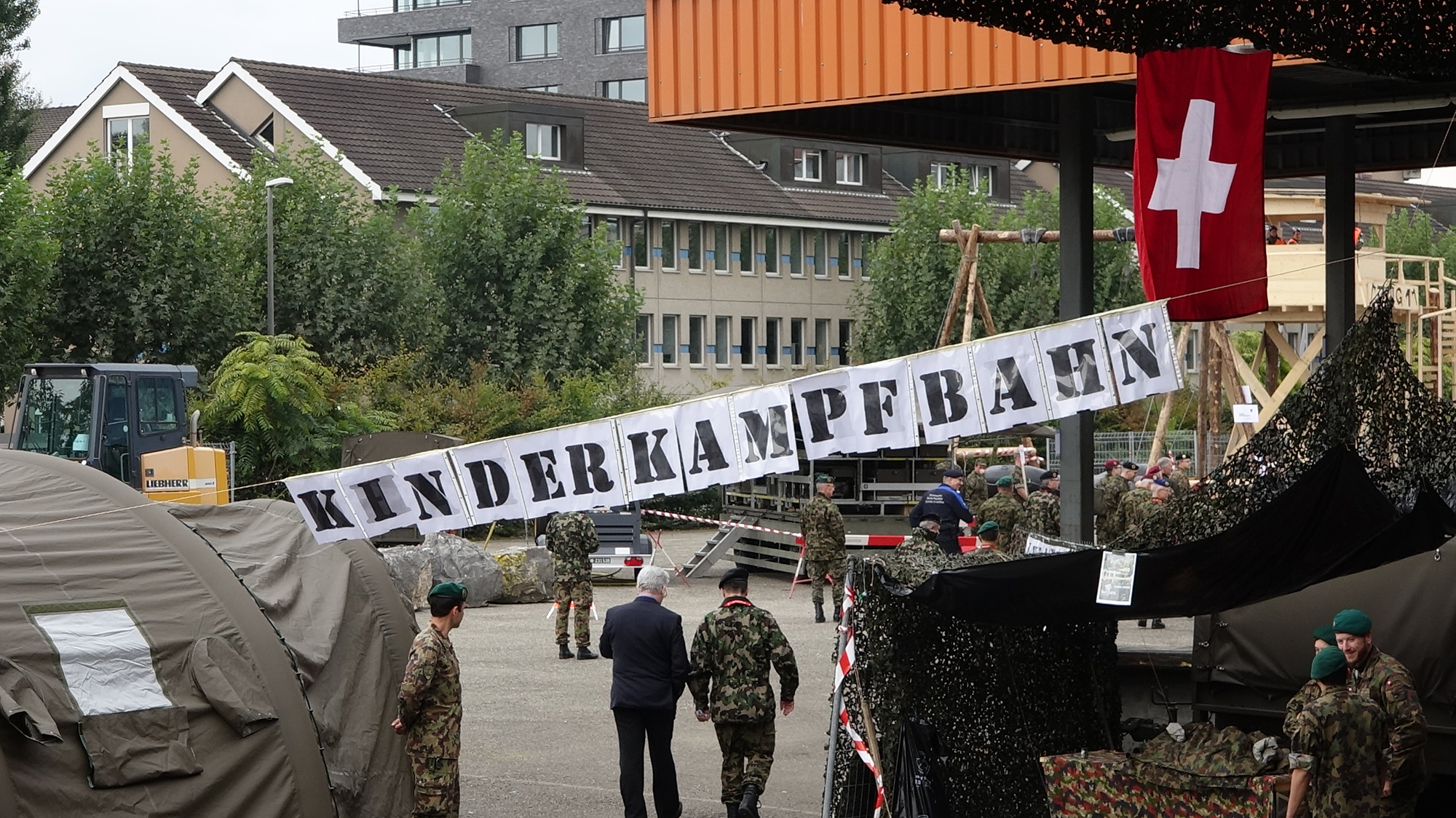 Auch die nächste Generation braucht Soldaten. Darum wird der Nachwuchs altersgerecht ans Militär herangeführt.
