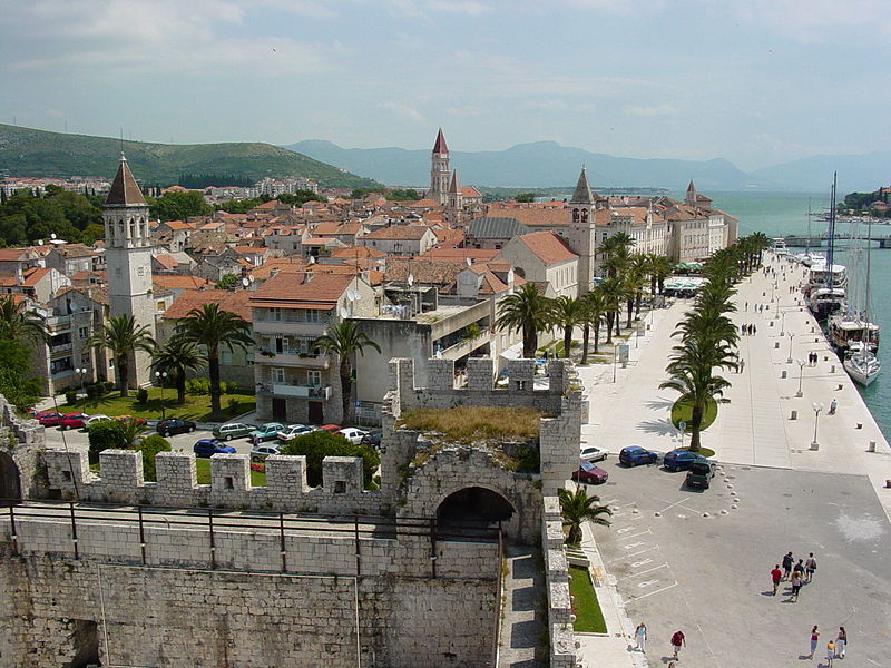 Festung und Hafenpromenade.