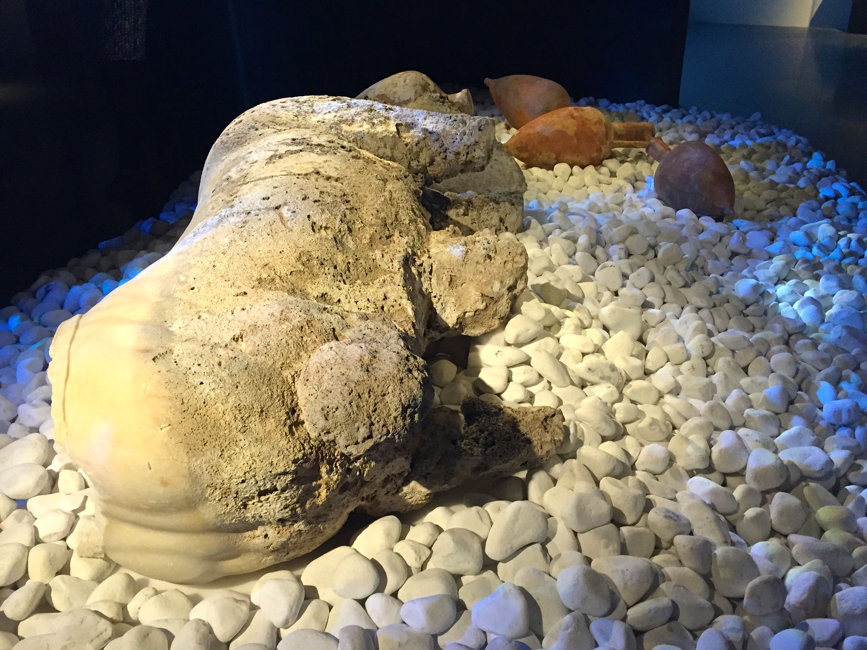 Der Rumpf einer Pferdefigur.