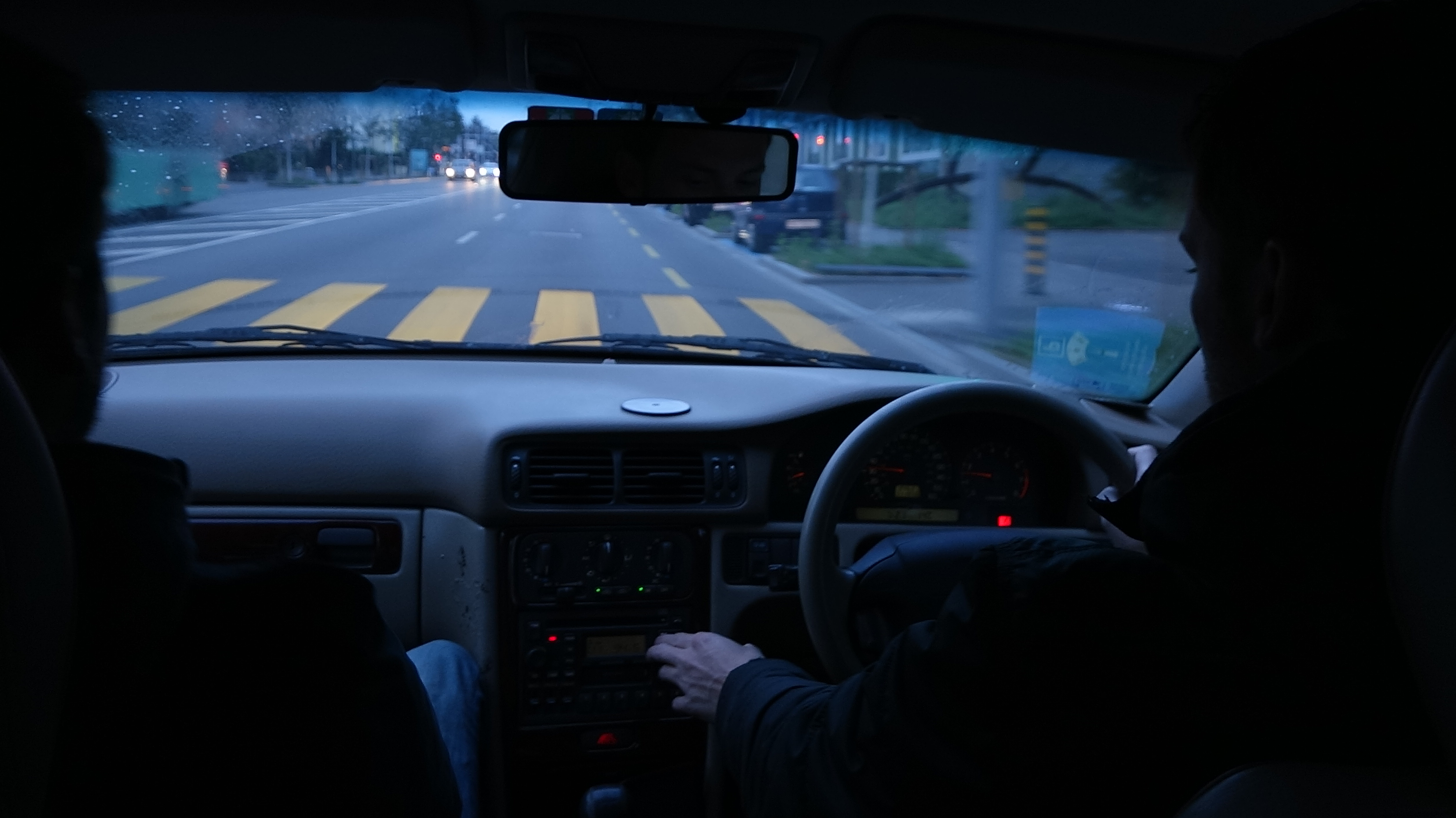 Aufbruch im Morgengrauen: auf der Testfahrt zum vom Militär gesicherten Grenzübergang Allschwil–Hegenheim.